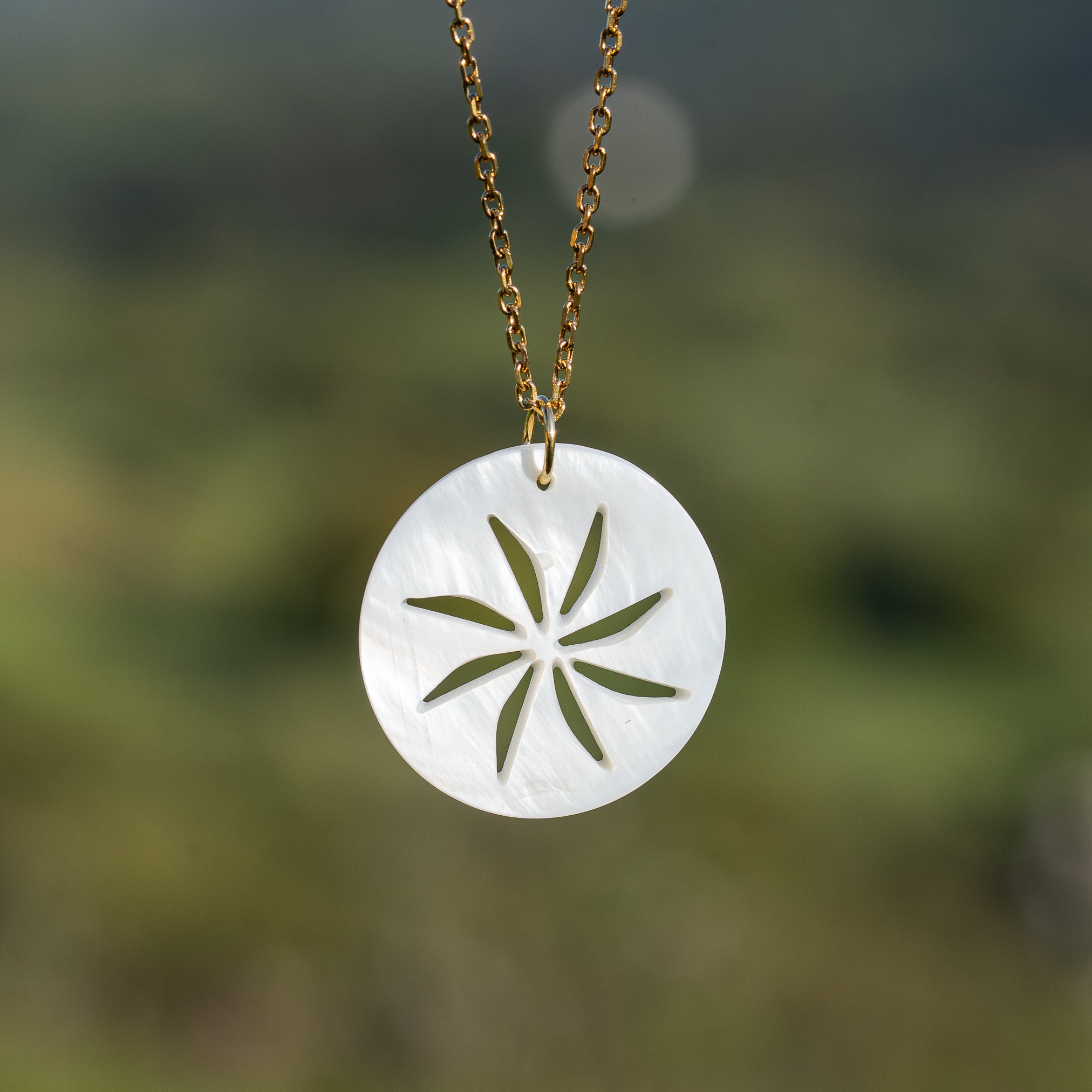 Breloques rondes découpées fleur en nacre de 30 mm ( à l&