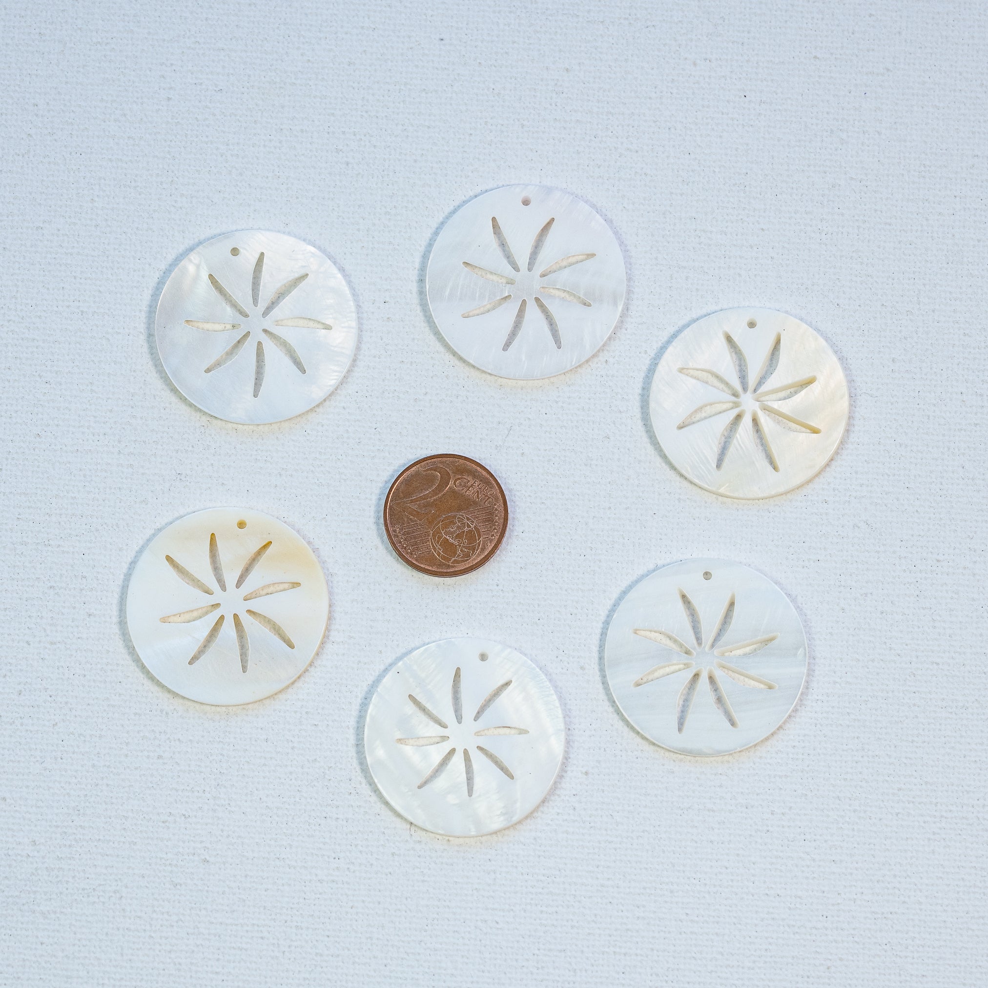 Breloques rondes découpées fleur en nacre de 30 mm ( à l&