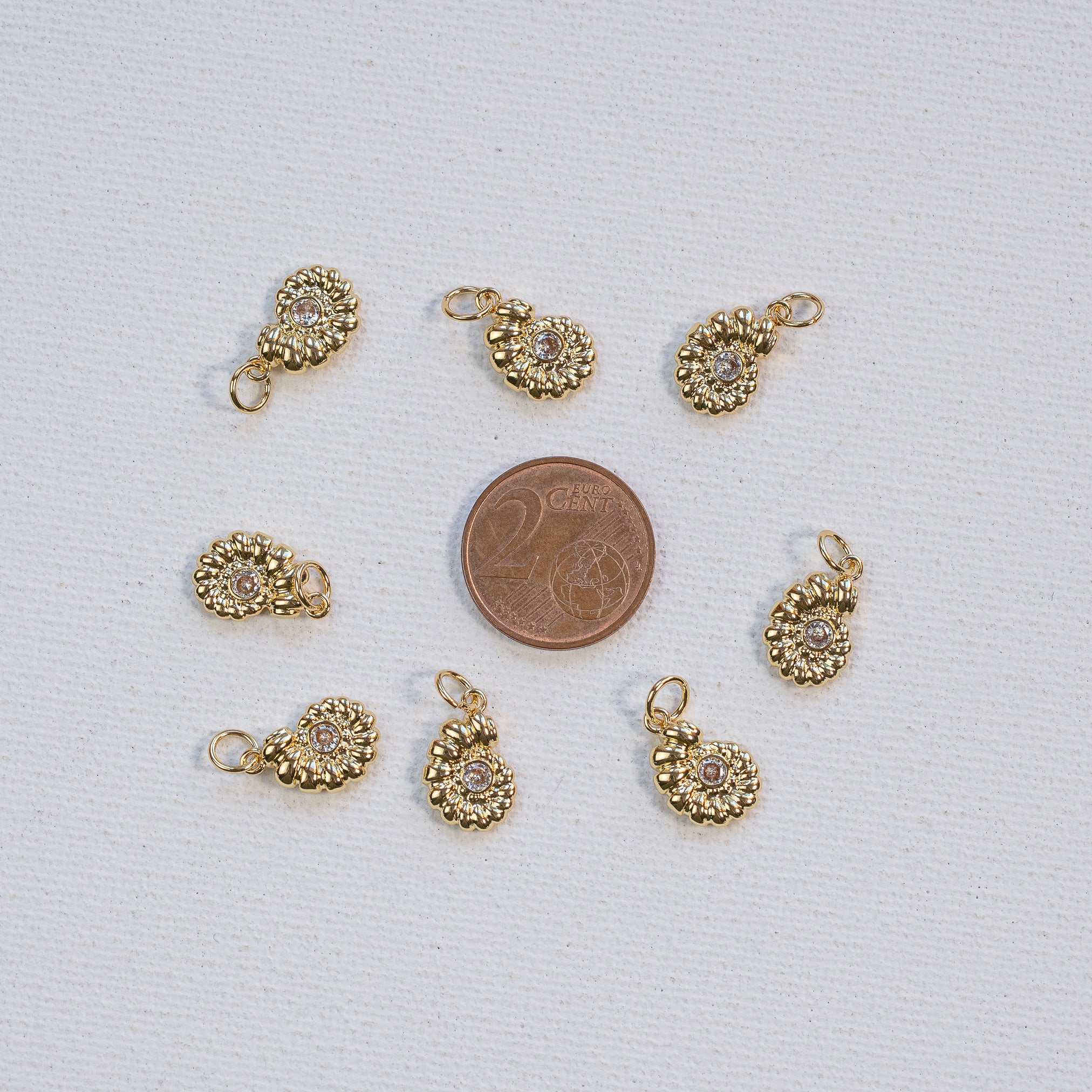 Breloques coquillages en laiton plaqué or 18k et zirconium de 13,5 mm ( à l&