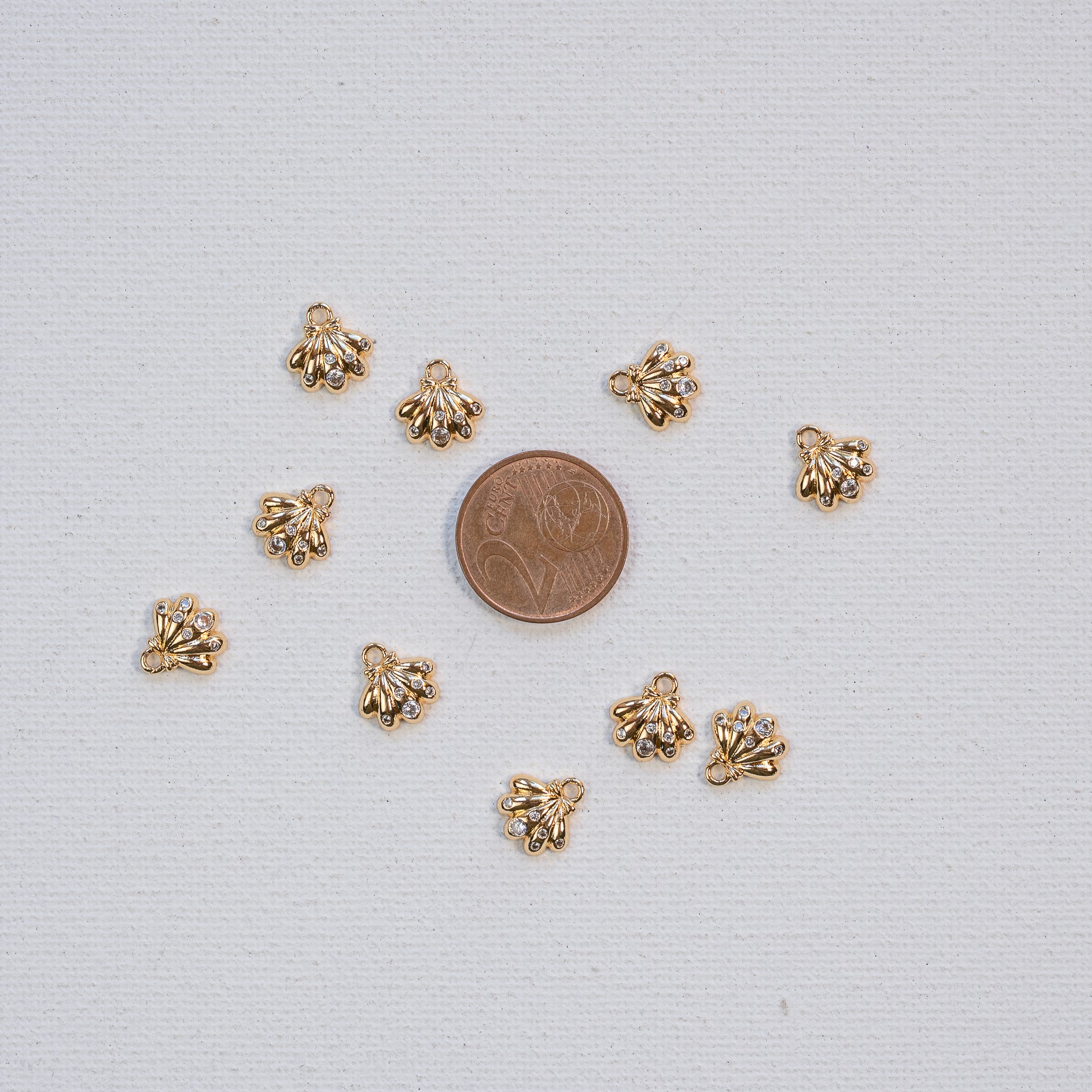 Petites breloques coquillages en laiton plaqué or 18k et zirconium de 10 mm ( à l&