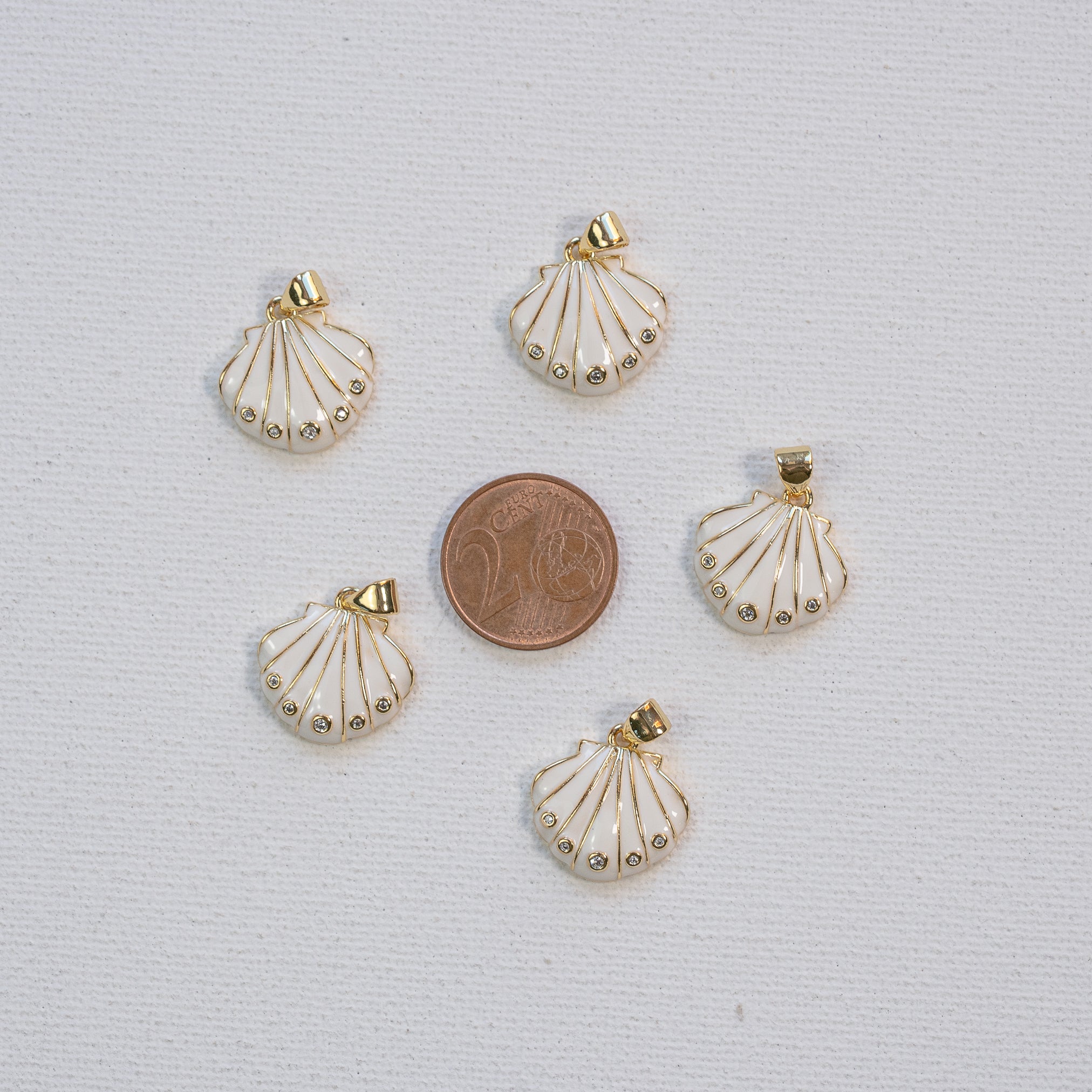 Breloques coquillages émaillées blanches en laiton plaqué or 18k et zirconium de 17 mm ( à l&