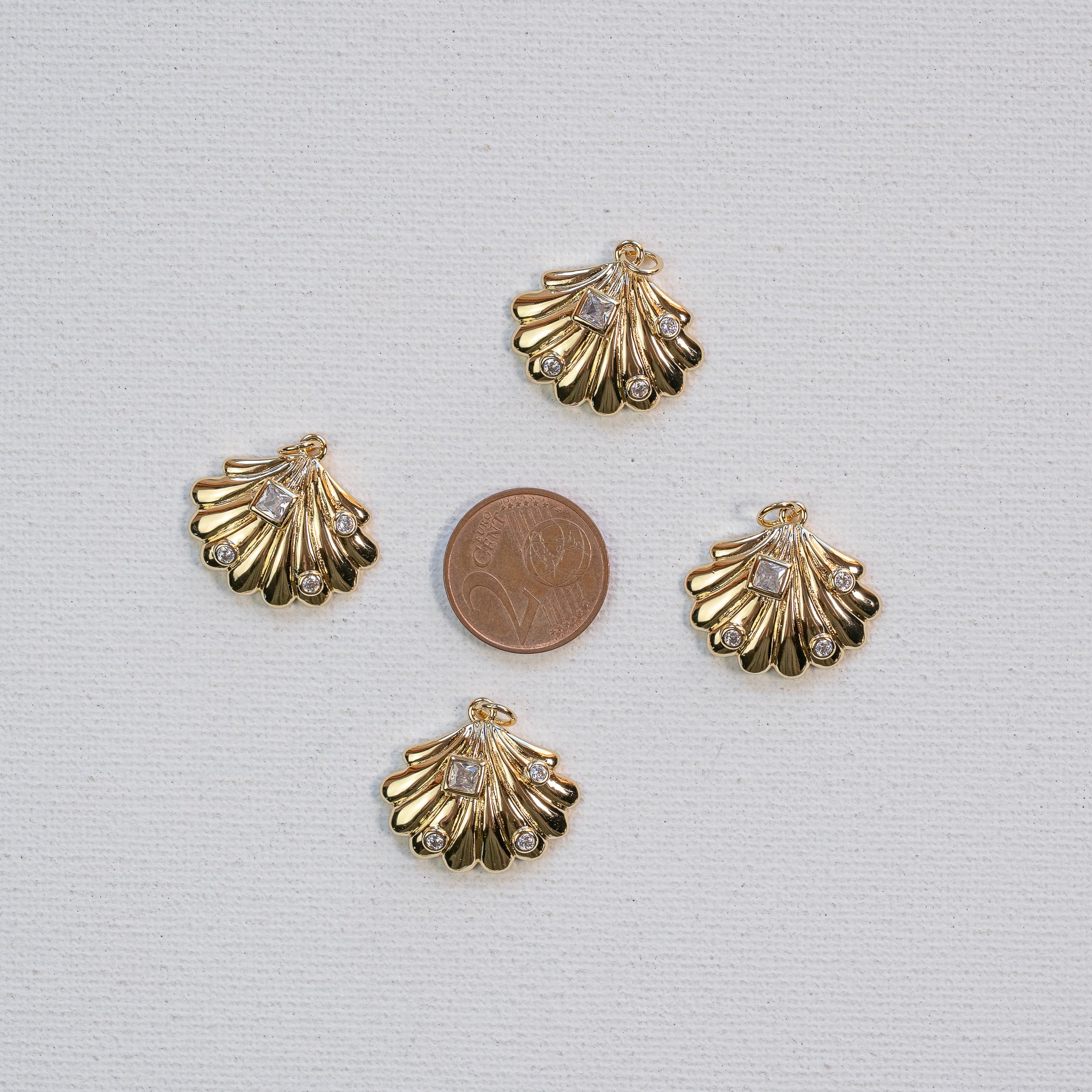 Breloques coquillages en laiton plaqué or et zirconium 18k de 20 x 23 mm ( à l&