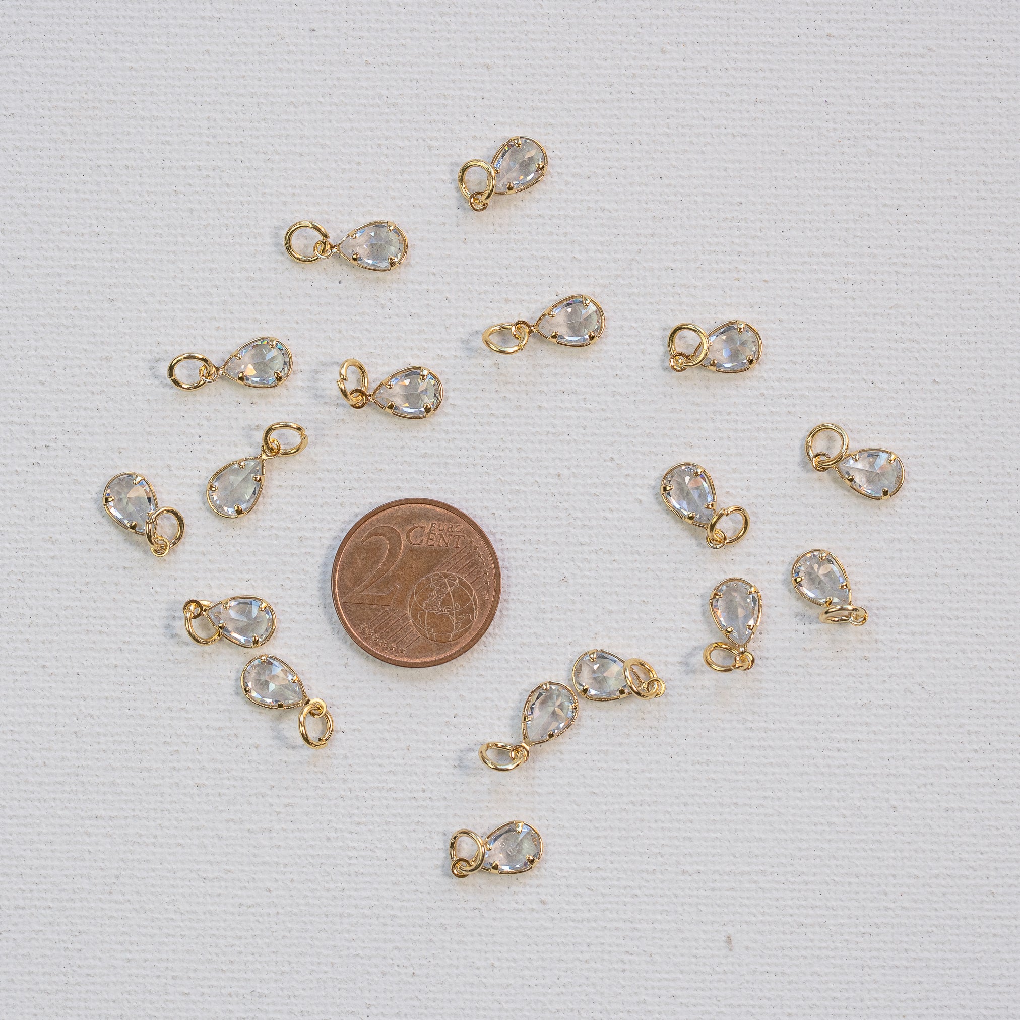 Petites breloques gouttes en laiton plaqué or et zirconium 18k de 10 mm ( à l&