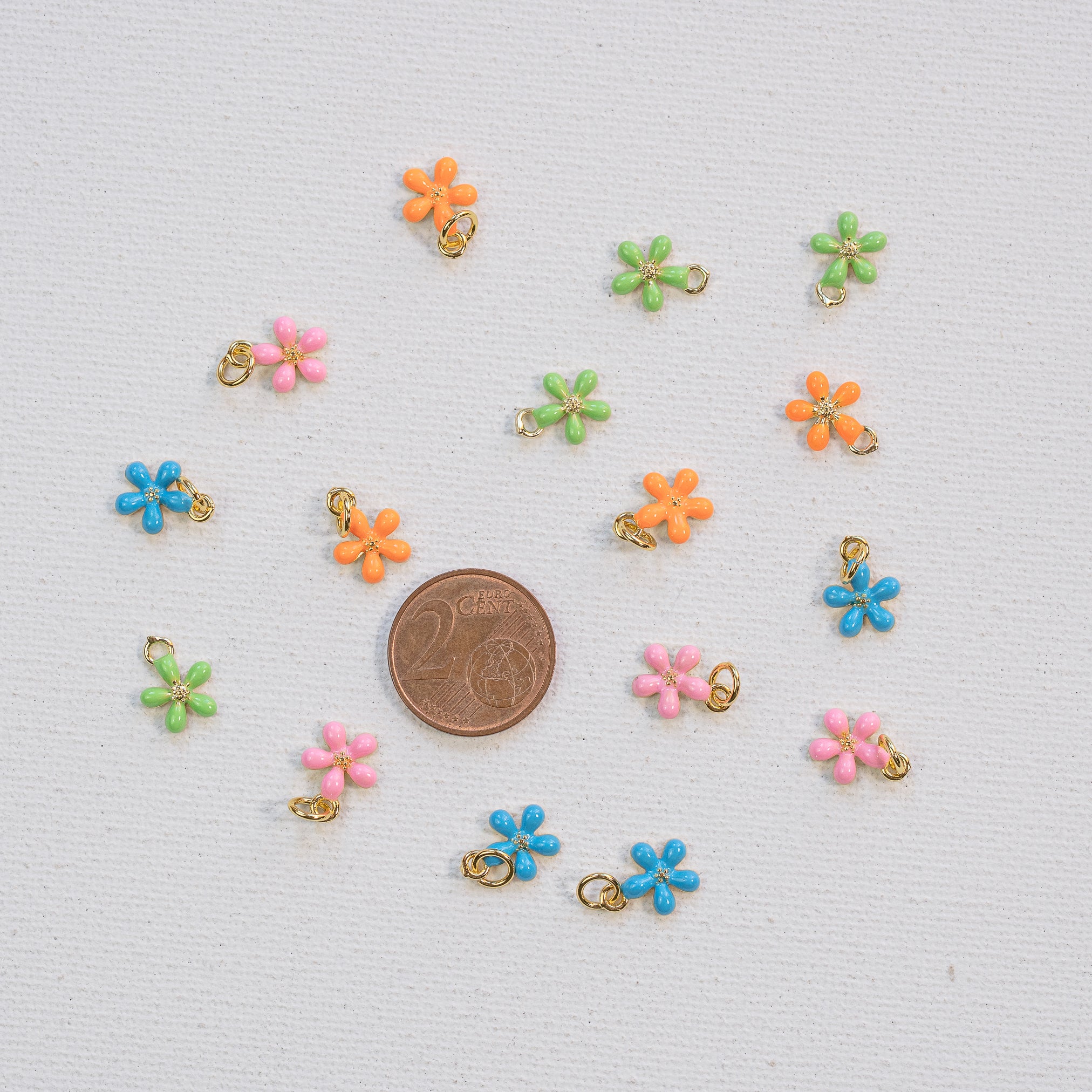 Petites breloques fleurs émaillées en laiton plaqué or 18k de 11,5 mm au choix ( à l&