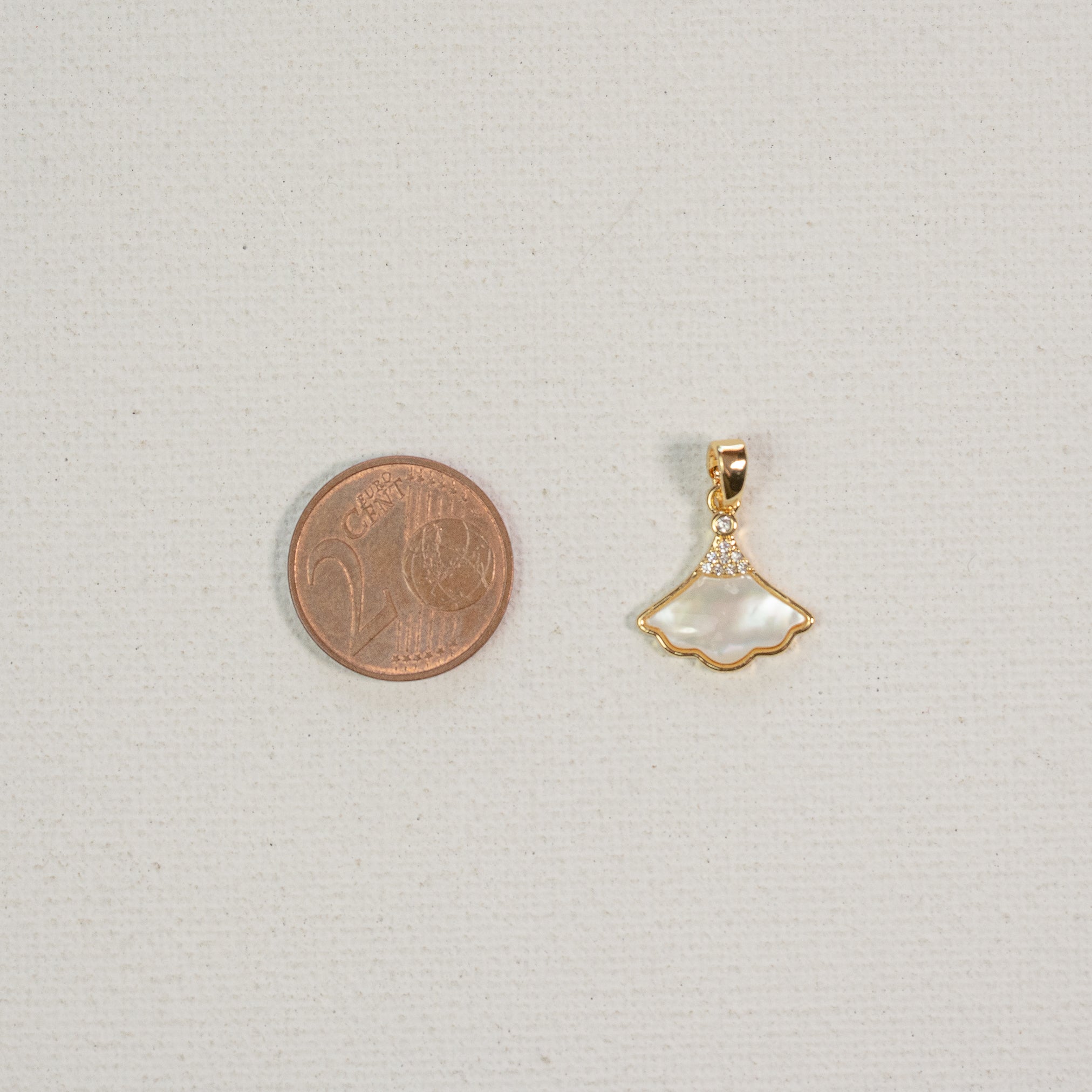 Breloques feuille/éventail en nacre, laiton plaqué or 18k et zirconium de 16 mm ( à l&