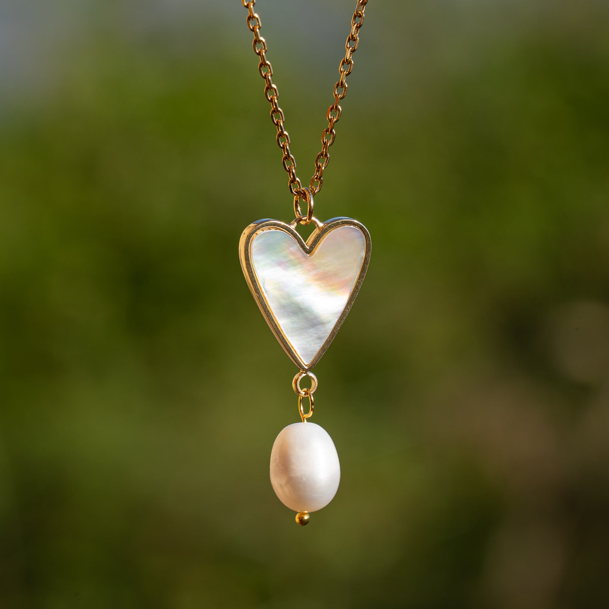 Breloque connecteur coeur en acier inox plaqué or 14k et nacre de 24 mm ( à l&