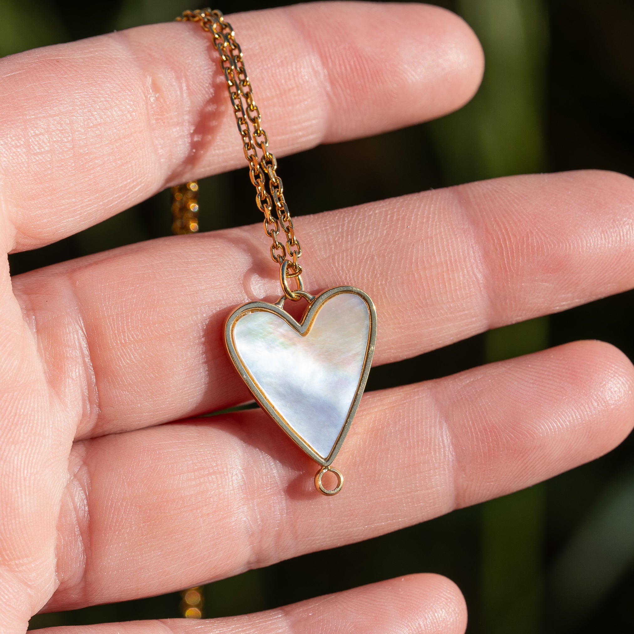 Breloque connecteur coeur en acier inox plaqué or 14k et nacre de 24 mm ( à l&