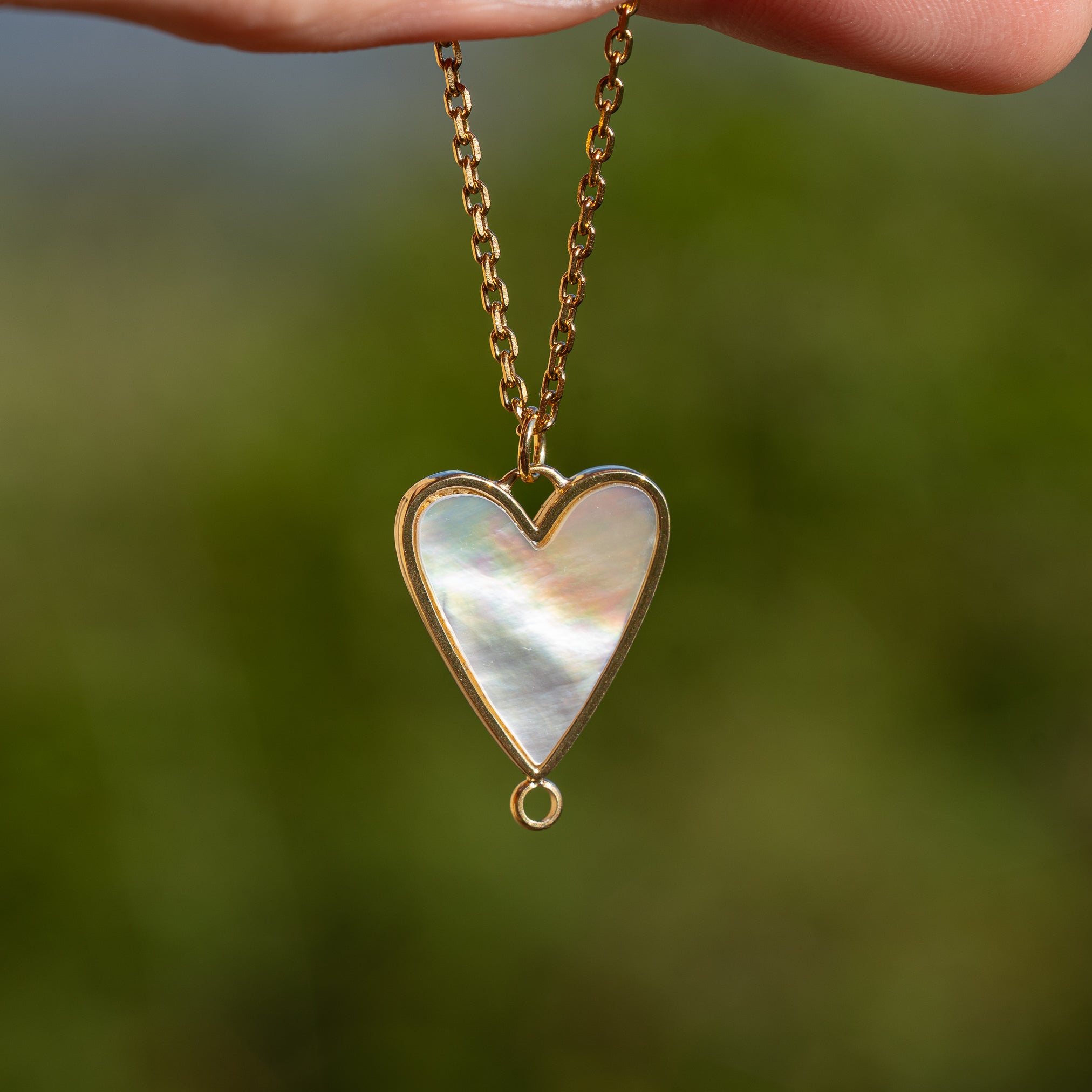 Breloque connecteur coeur en acier inox plaqué or 14k et nacre de 24 mm ( à l&