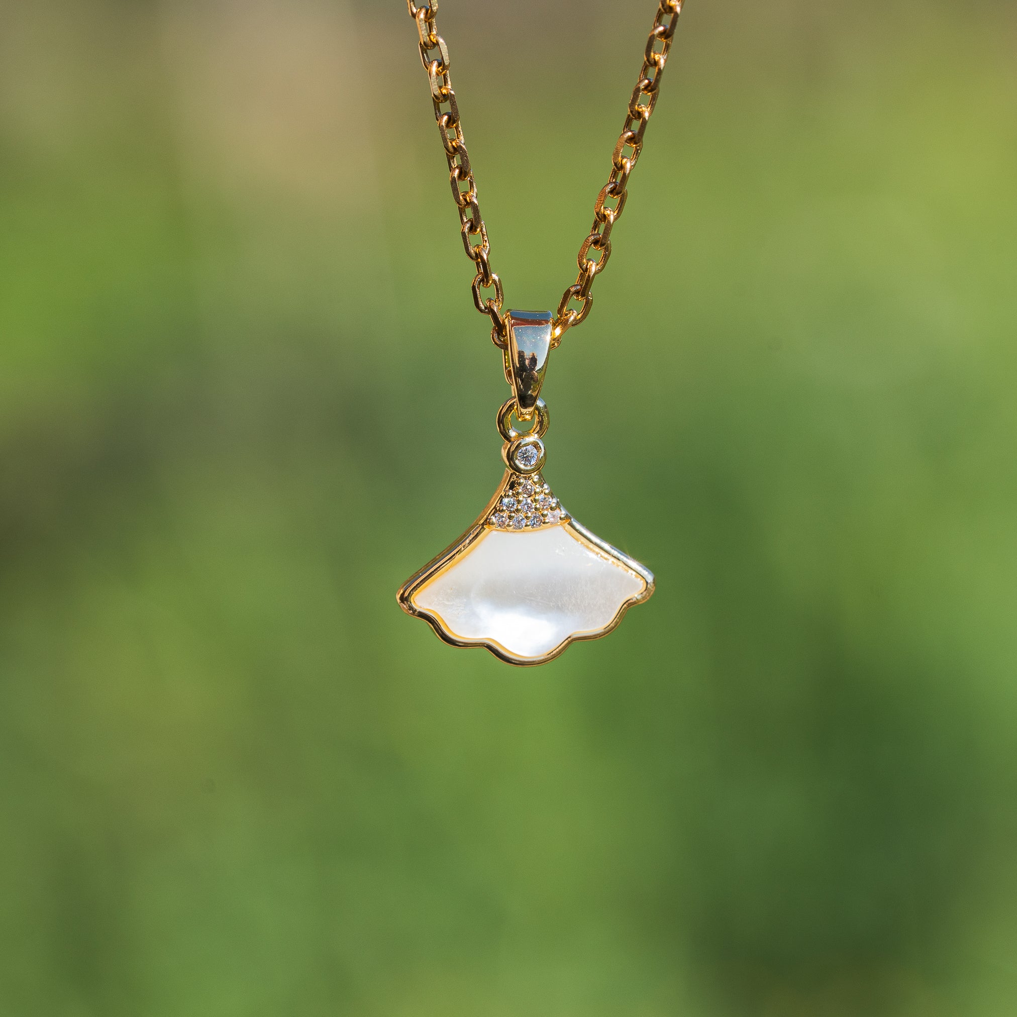 Breloques feuille/éventail en nacre, laiton plaqué or 18k et zirconium de 16 mm ( à l&