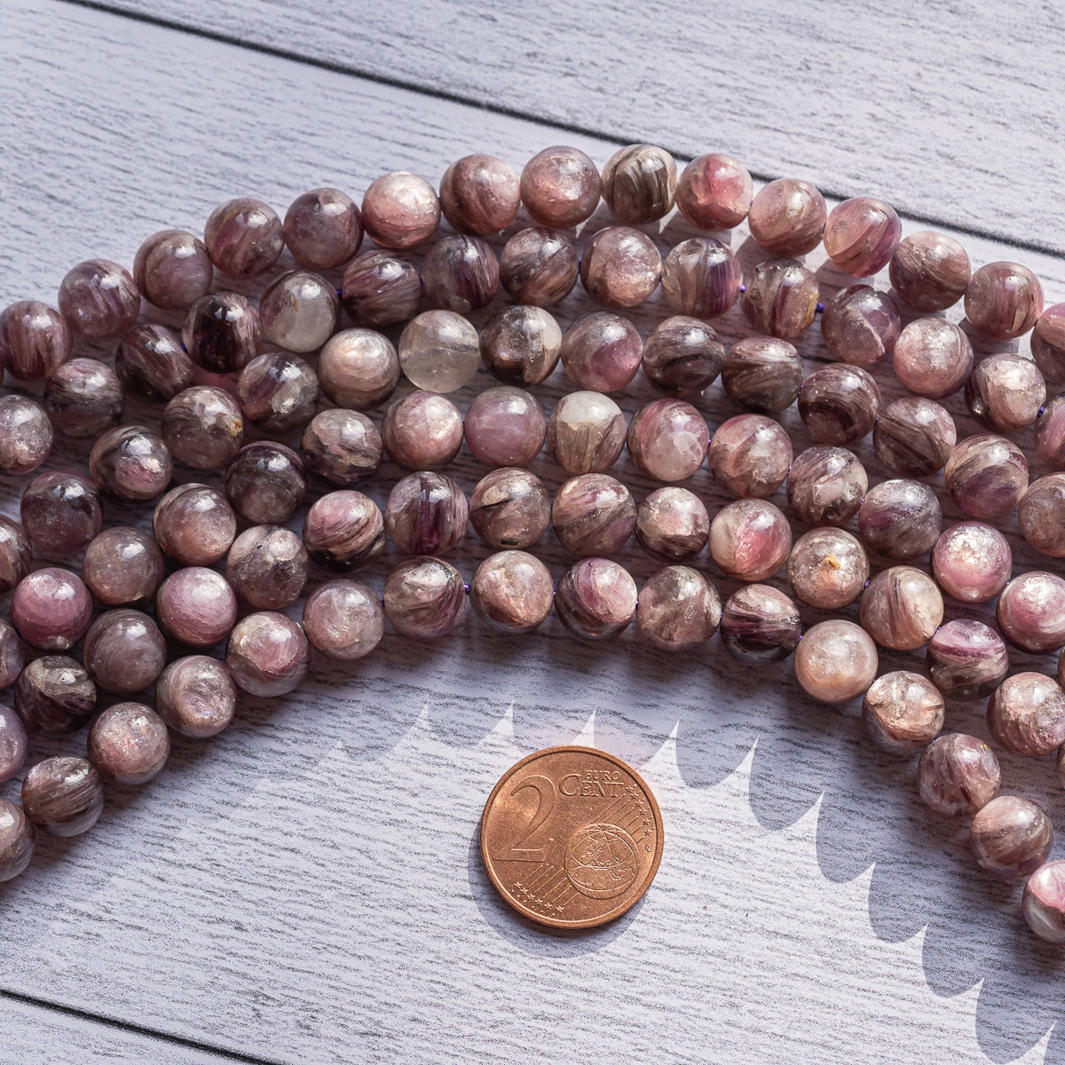 Superbes perles rondes lisses de Lépidolite grade a de 8,3 mm ( 1/2 de rang ou lot de 2 perles )