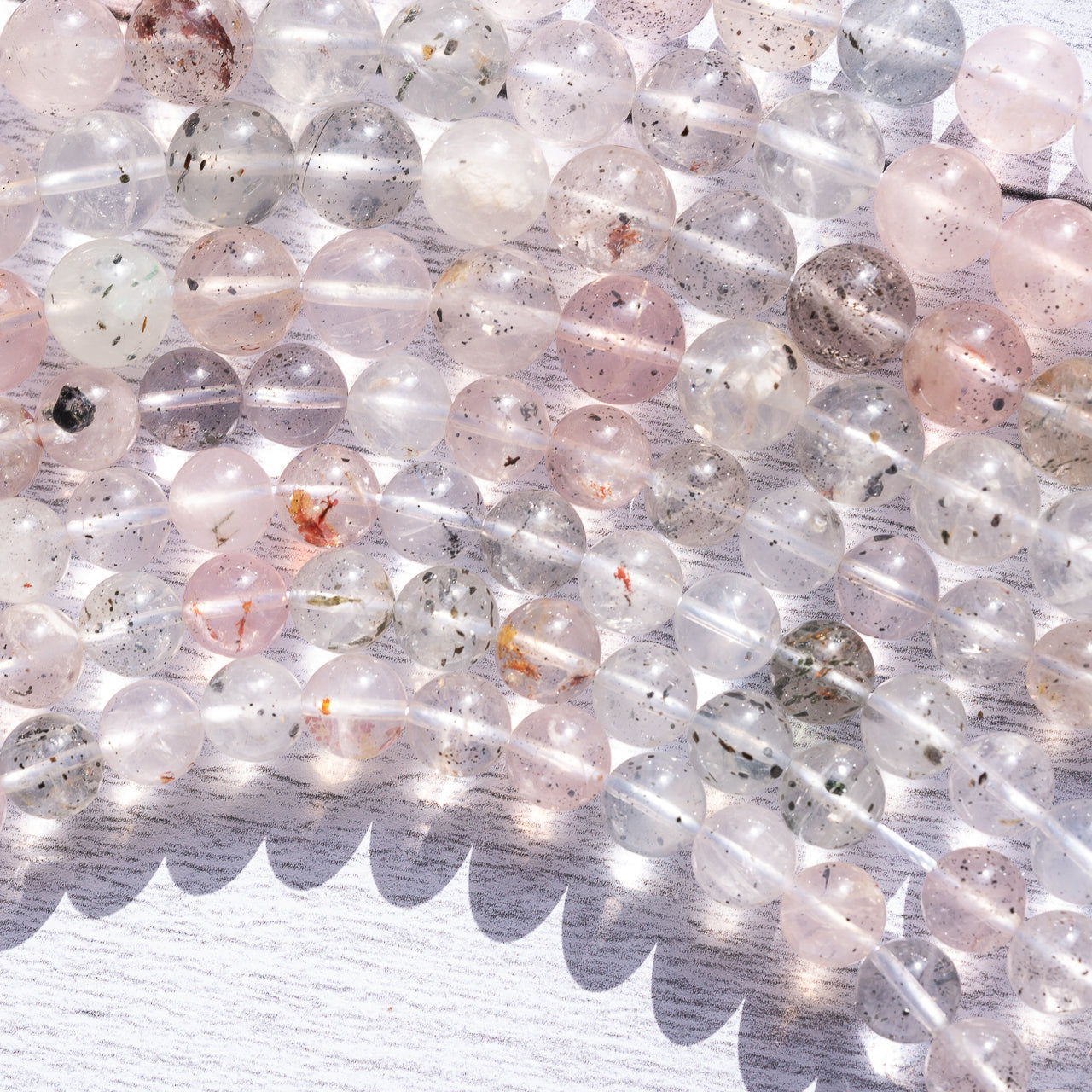 Rare ! perles rondes lisses de Quartz à Diopside de 8,5 ou 10 mm ( 1/2 rang de env 24 ou 20 perles )