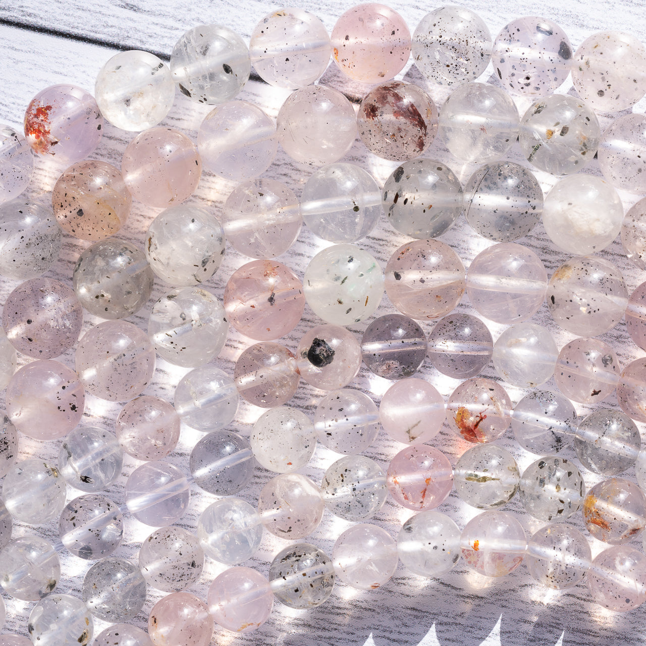 Rare ! perles rondes lisses de Quartz à Diopside de 8,5 ou 10 mm ( 1/2 rang de env 24 ou 20 perles )