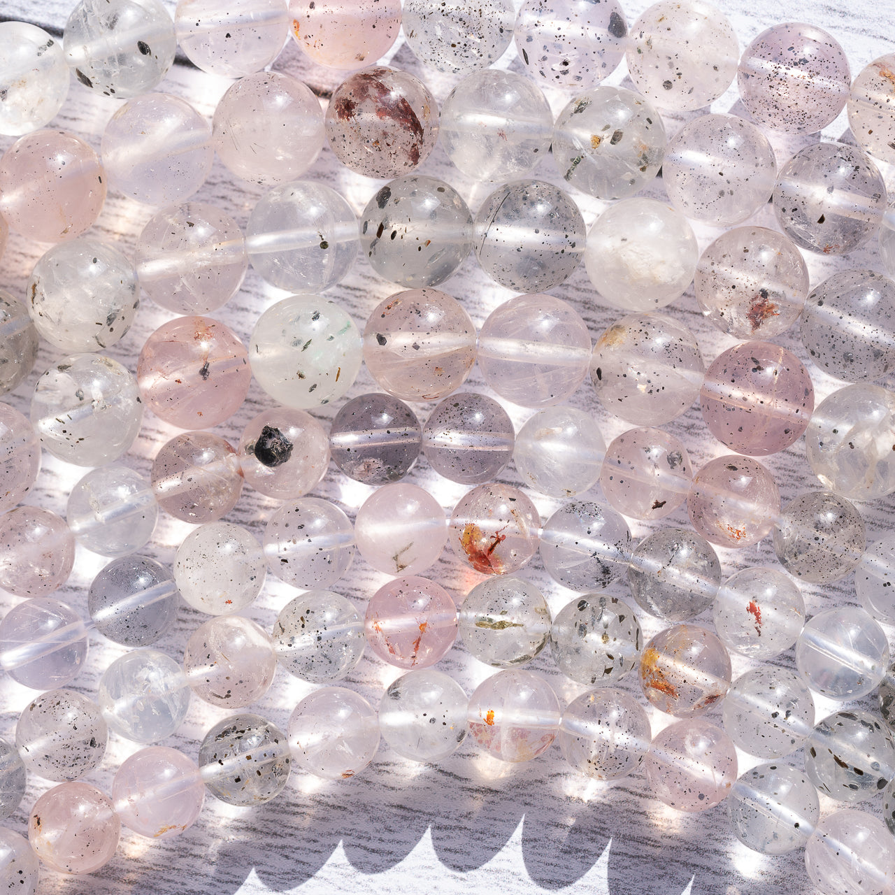 Rare ! perles rondes lisses de Quartz à Diopside de 8,5 ou 10 mm ( 1/2 rang de env 24 ou 20 perles )