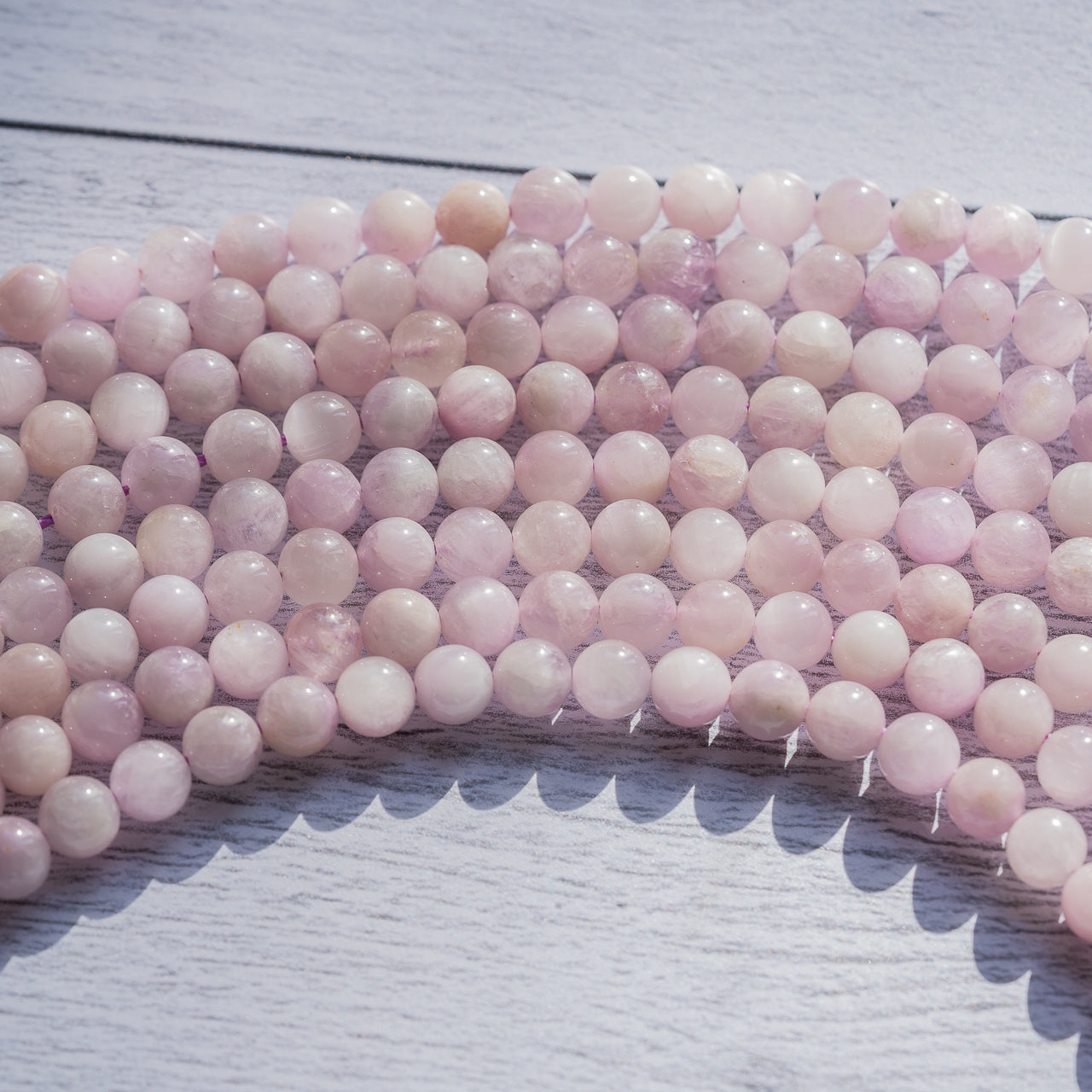 Perles rondes lisses de Kunzite grade A de 6 mm ( 1/2 rang de env 30 perles )
