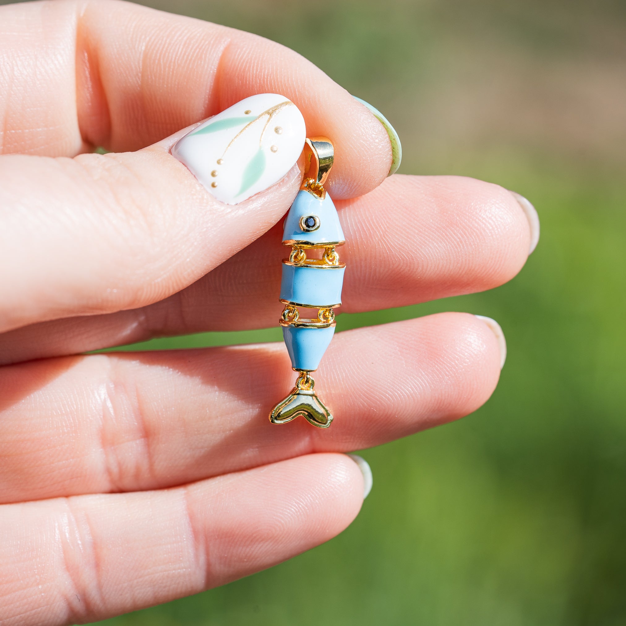 Breloques poissons articulées et émaillées bleu en laiton plaqué or 18k et zirconium de 30 mm ( à l&