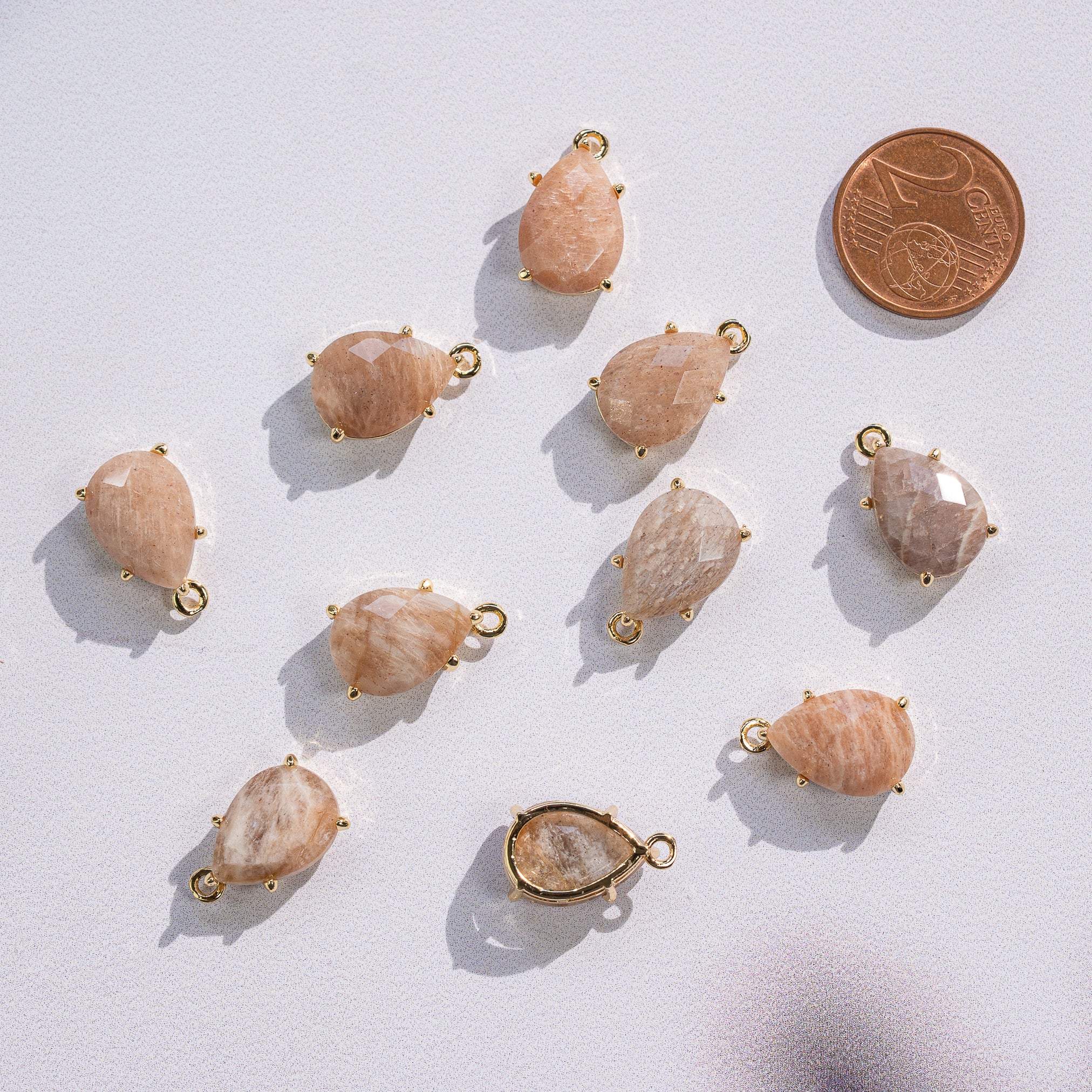 Breloques gouttes Pierre de lune rose et laiton doré à l&