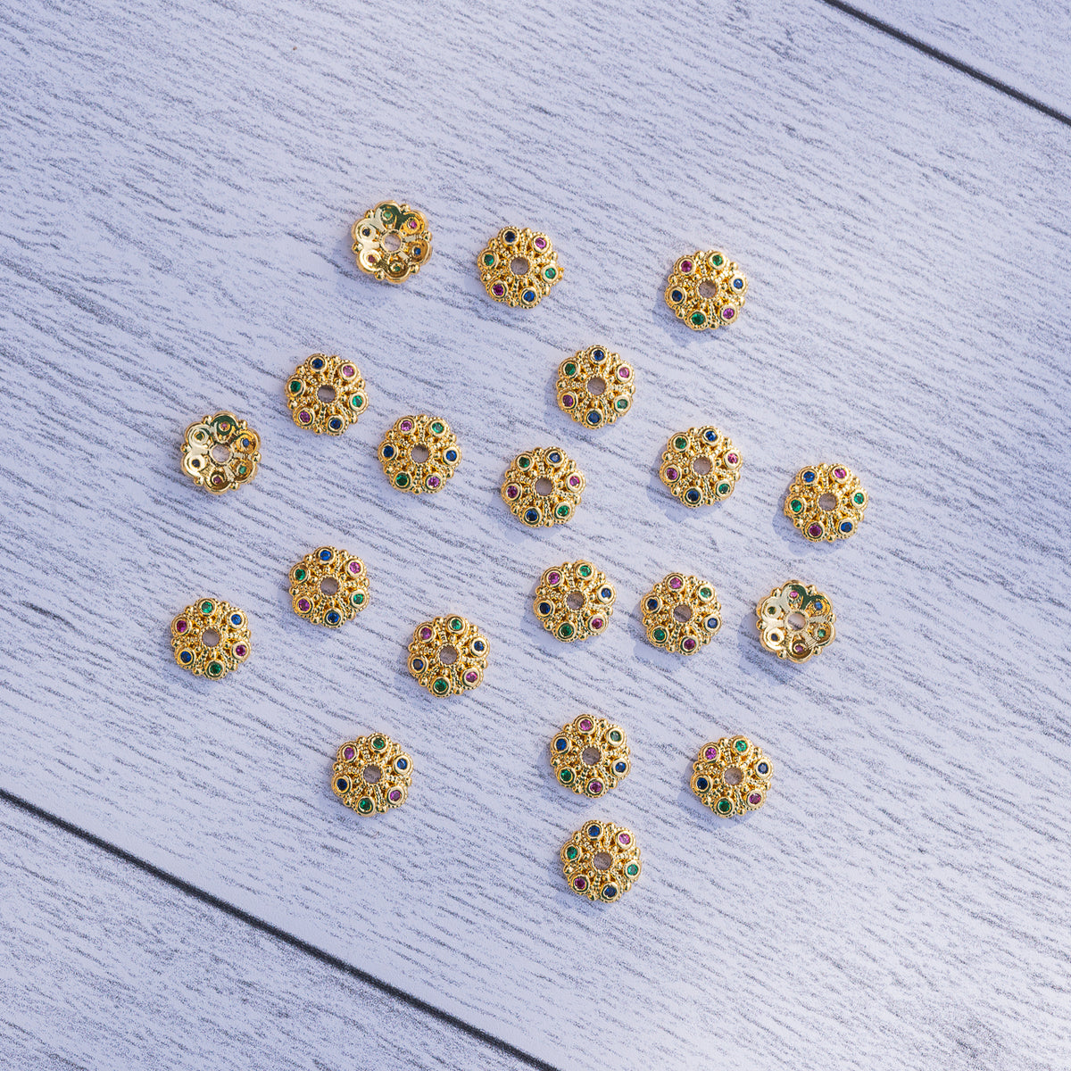 Coupelles en laiton plaqué or 18k et strass coloré de 8 mm ( lot de 4 )