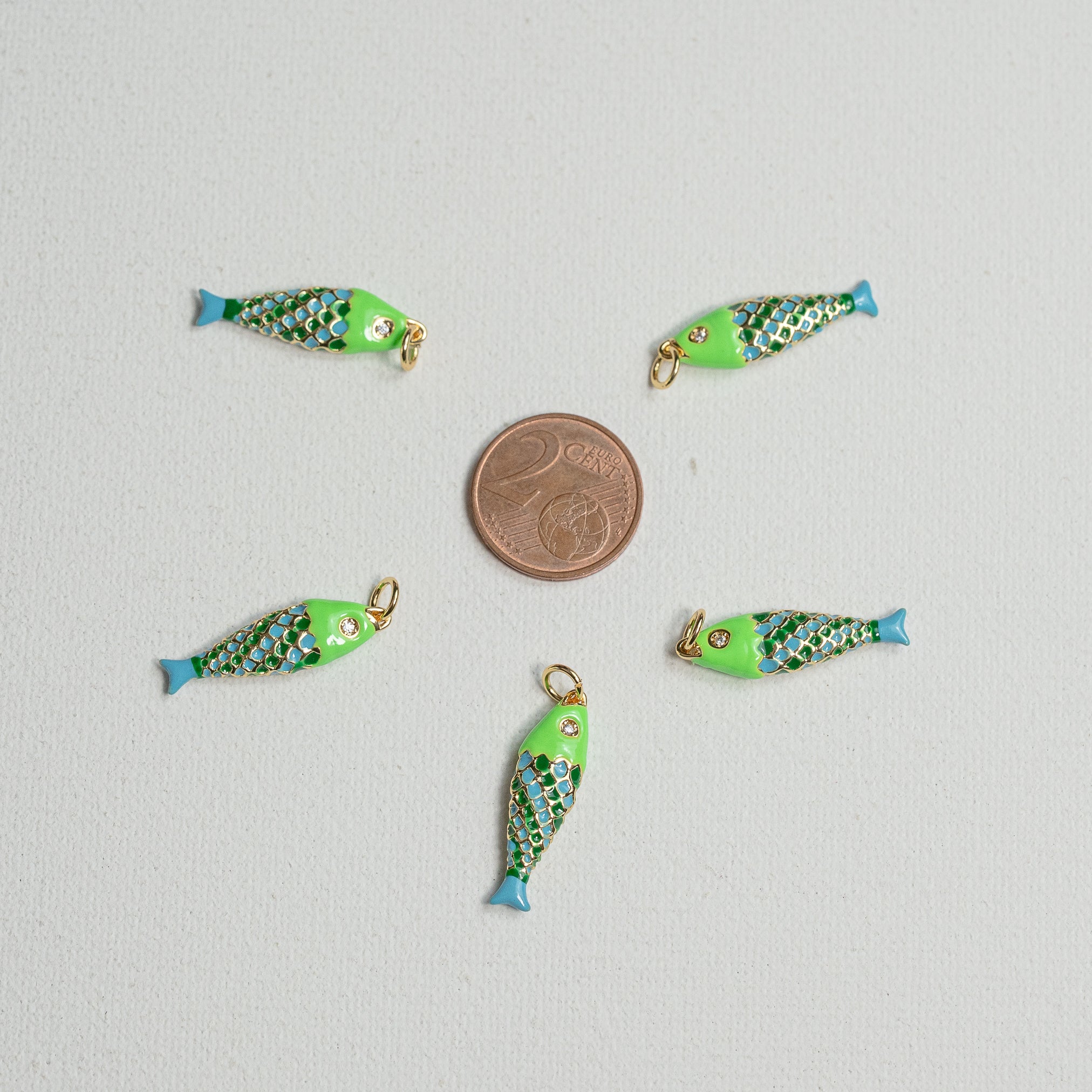 Breloques poissons émaillées bleu/vert en laiton plaqué or 18k et zirconium de 25,5 mm ( à l&
