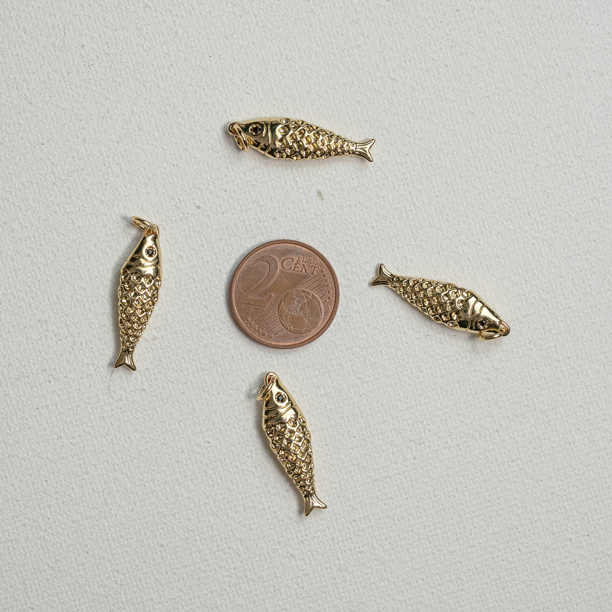 Breloques poissons en laiton plaqué or 18k et zirconium de 25,5 mm ( à l&
