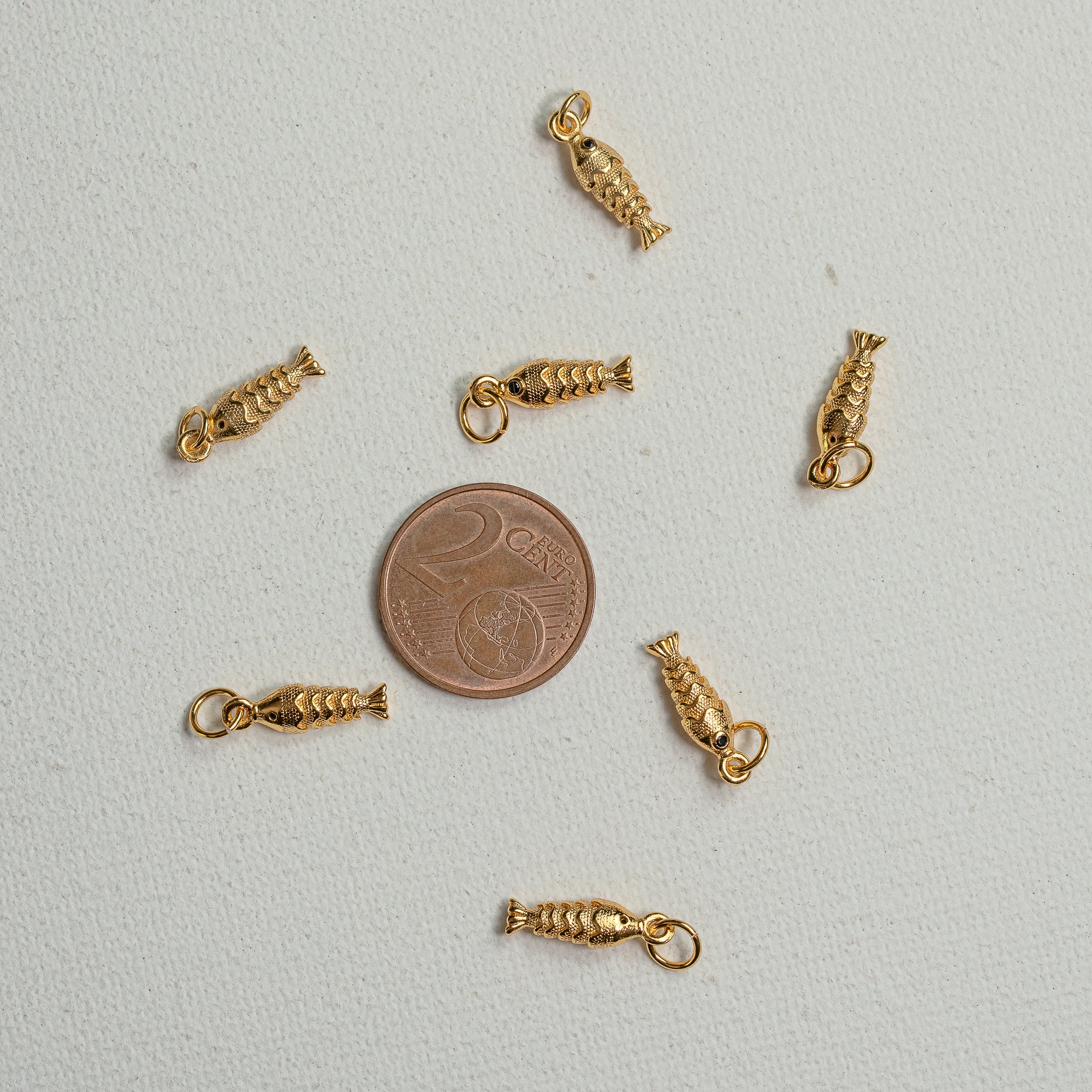 Breloques poissons en laiton plaqué or 24k et zirconium de 14,5 mm ( à l&