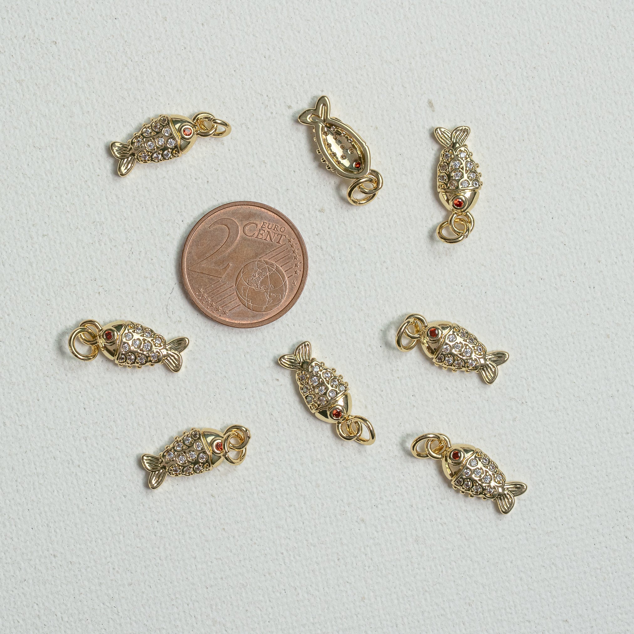 Breloques poissons en laiton plaqué or 18k et zirconium de 16,5 mm ( à l&