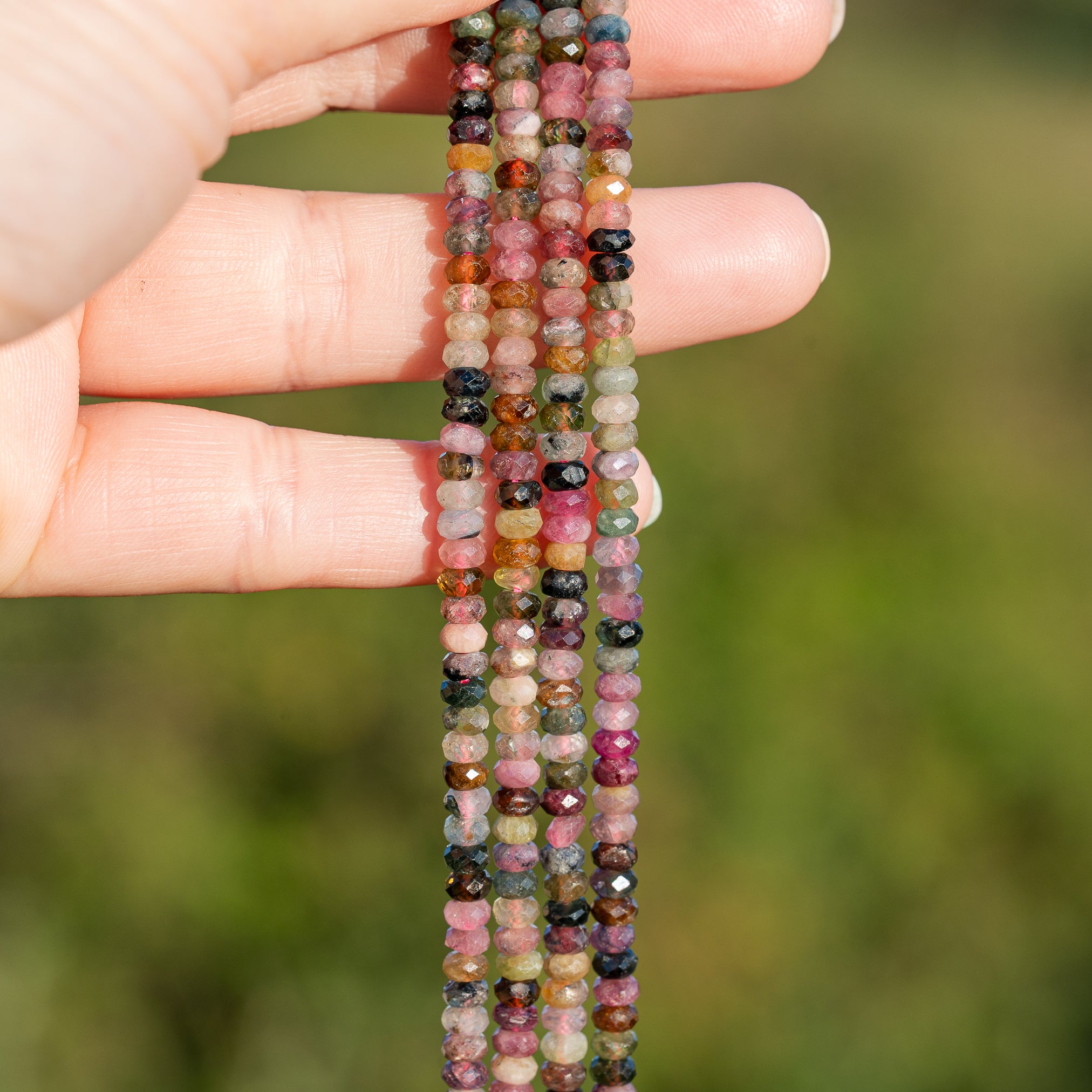 Perles rondelles facettes de Tourmaline multicolore de 4,2 x 2,5 mm ( 1/2 rang de env 76 perles )