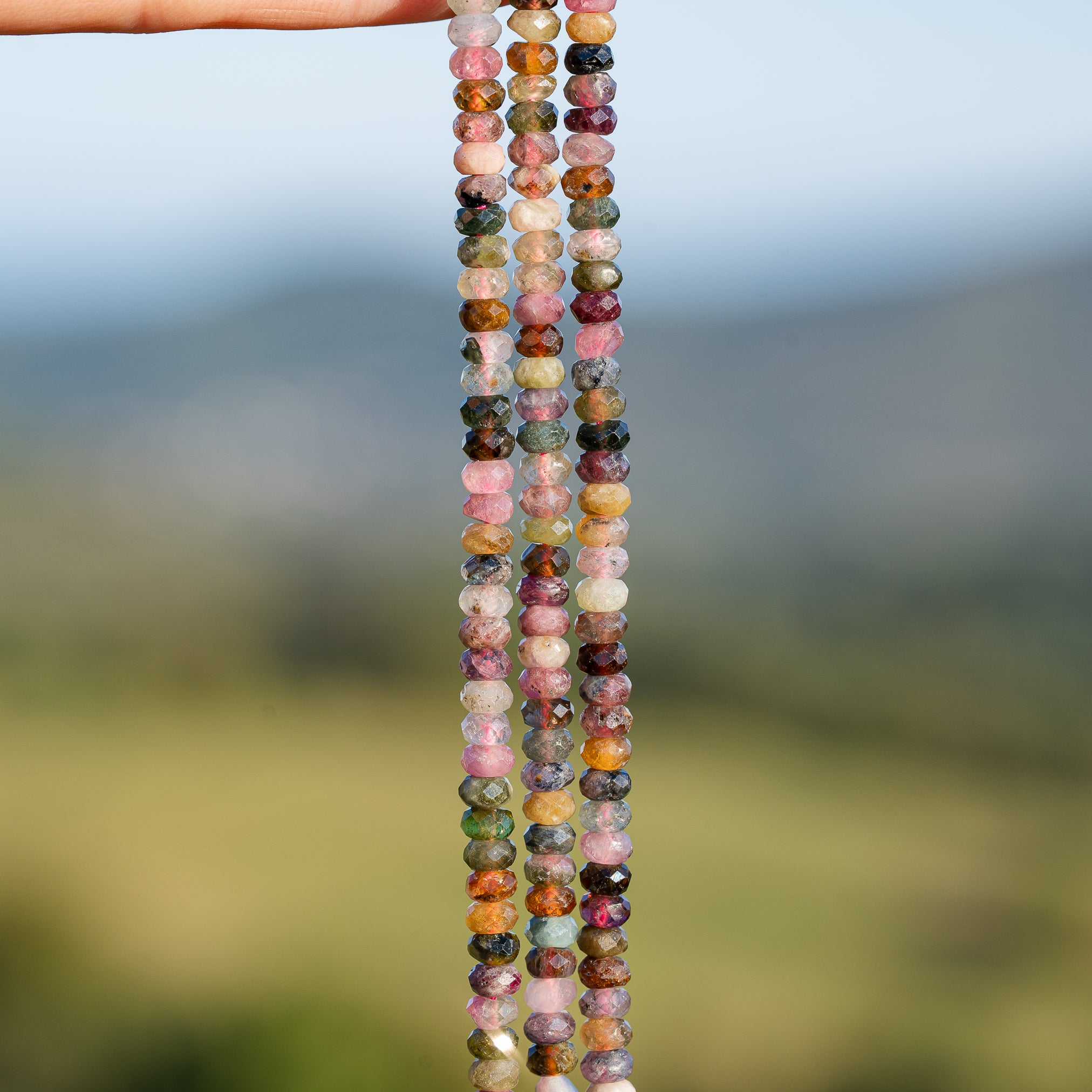 Perles rondelles facettes de Tourmaline multicolore de 4,2 x 2,5 mm ( 1/2 rang de env 76 perles )