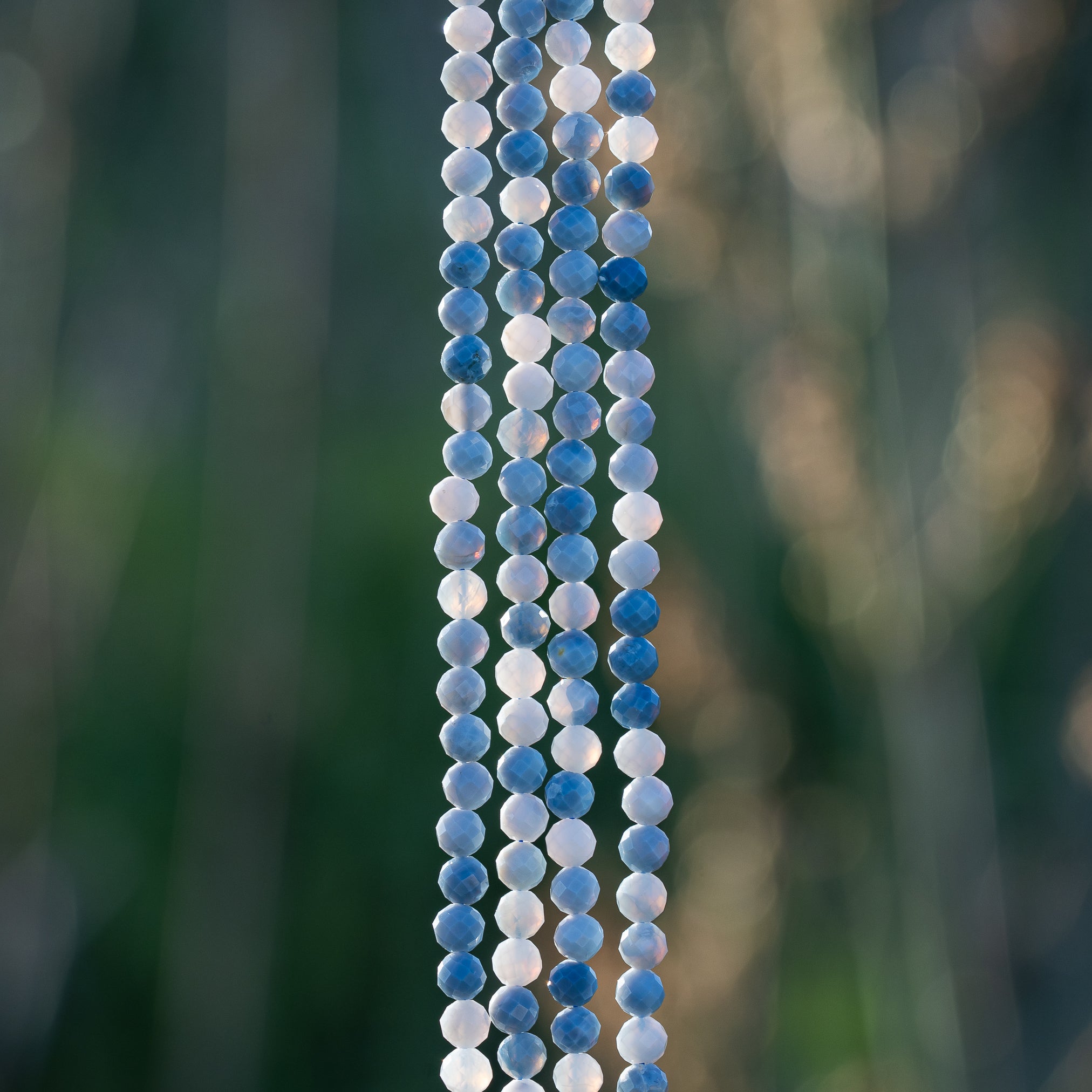 Perles rondes facettes en Opale bleue de 4,2 mm ( 1/2 rang de env 50 perles )