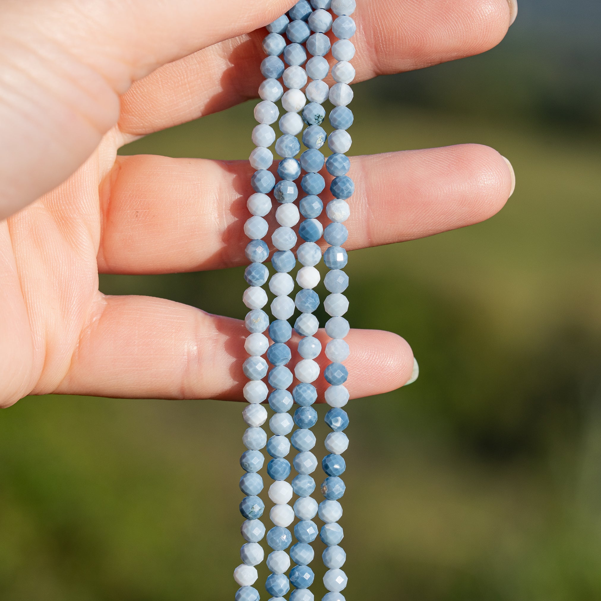 Perles rondes facettes en Opale bleue de 4,2 mm ( 1/2 rang de env 50 perles )
