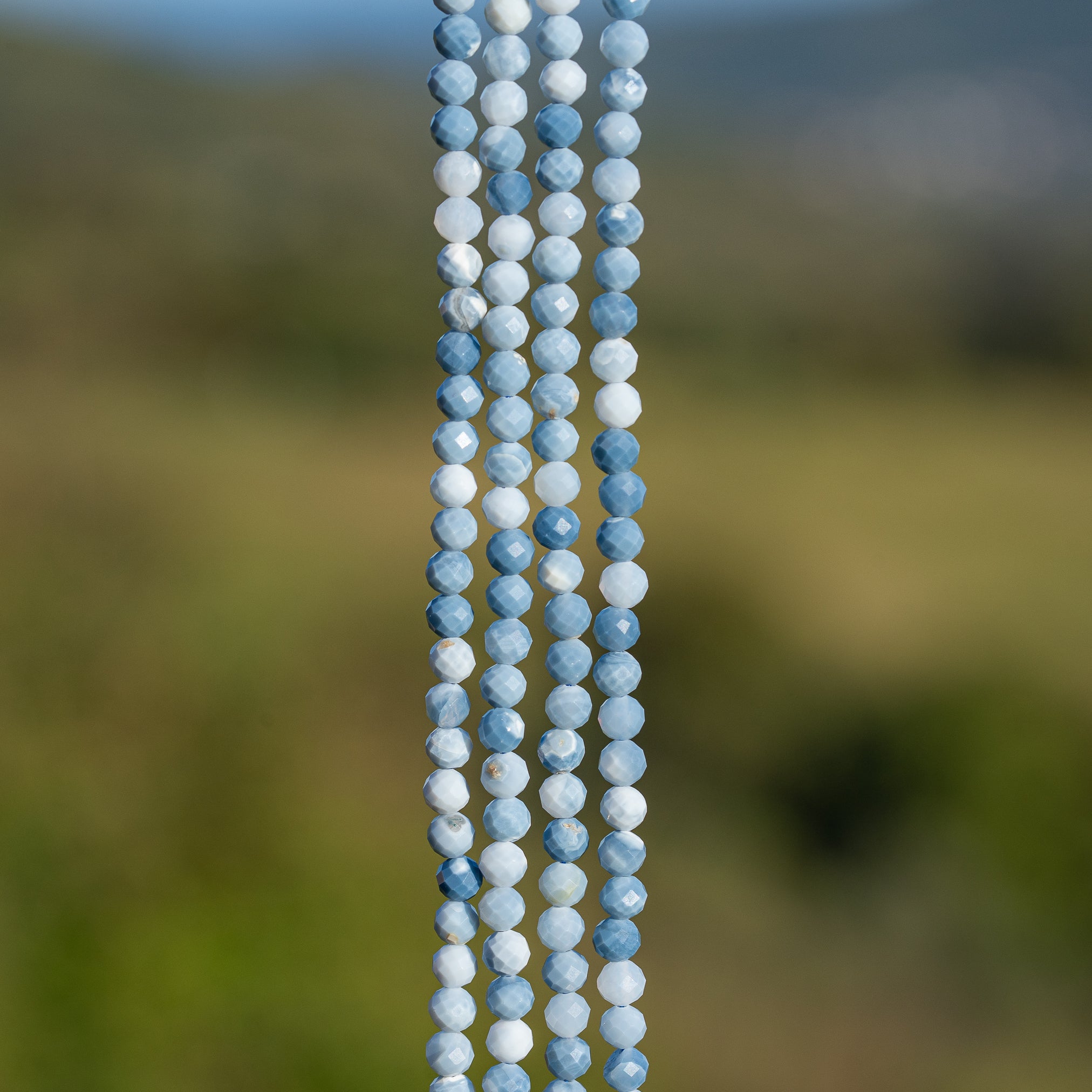 Perles rondes facettes en Opale bleue de 4,2 mm ( 1/2 rang de env 50 perles )