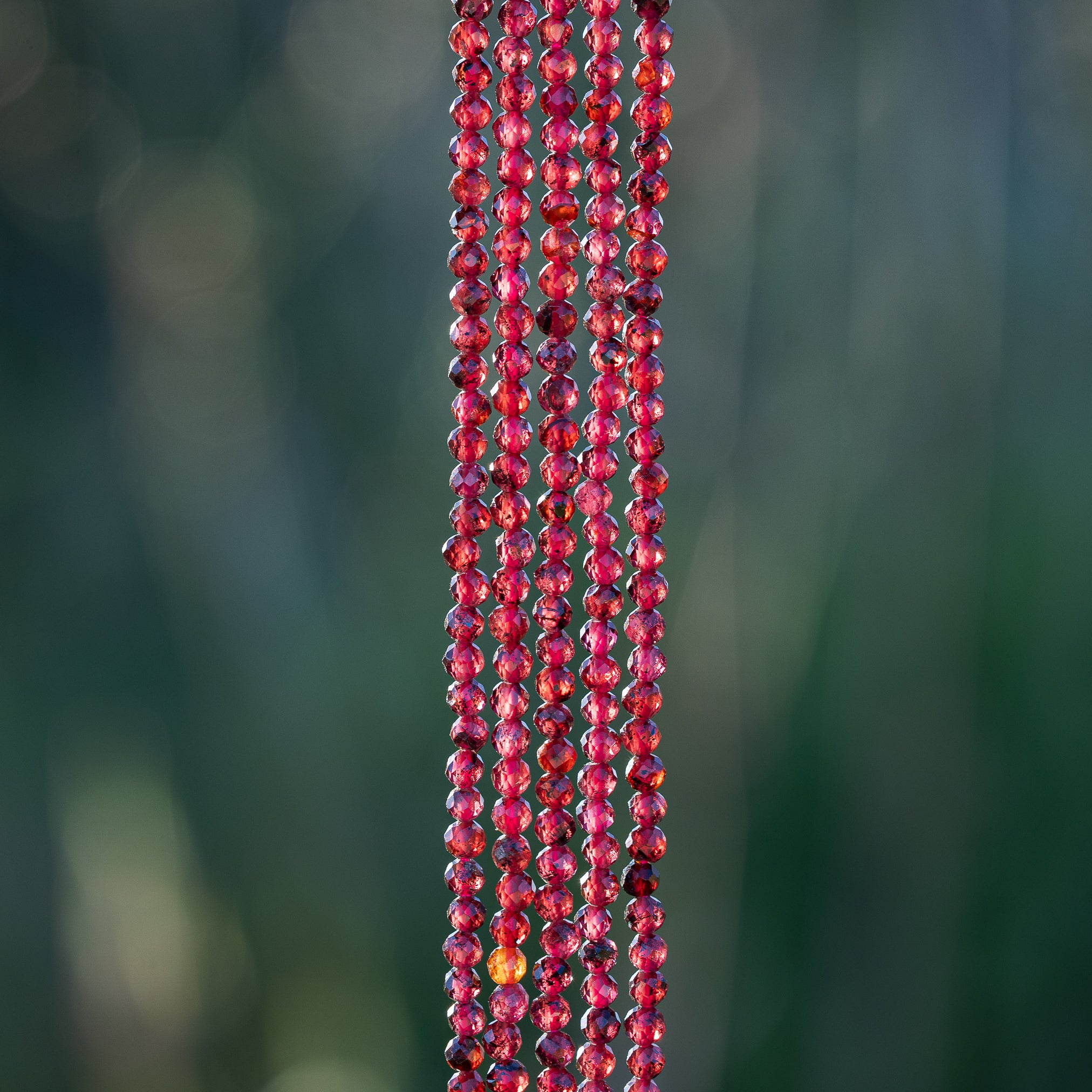 Perles rondes facettes de Grenat almandin de 3 mm ( rang de env 130 perles )