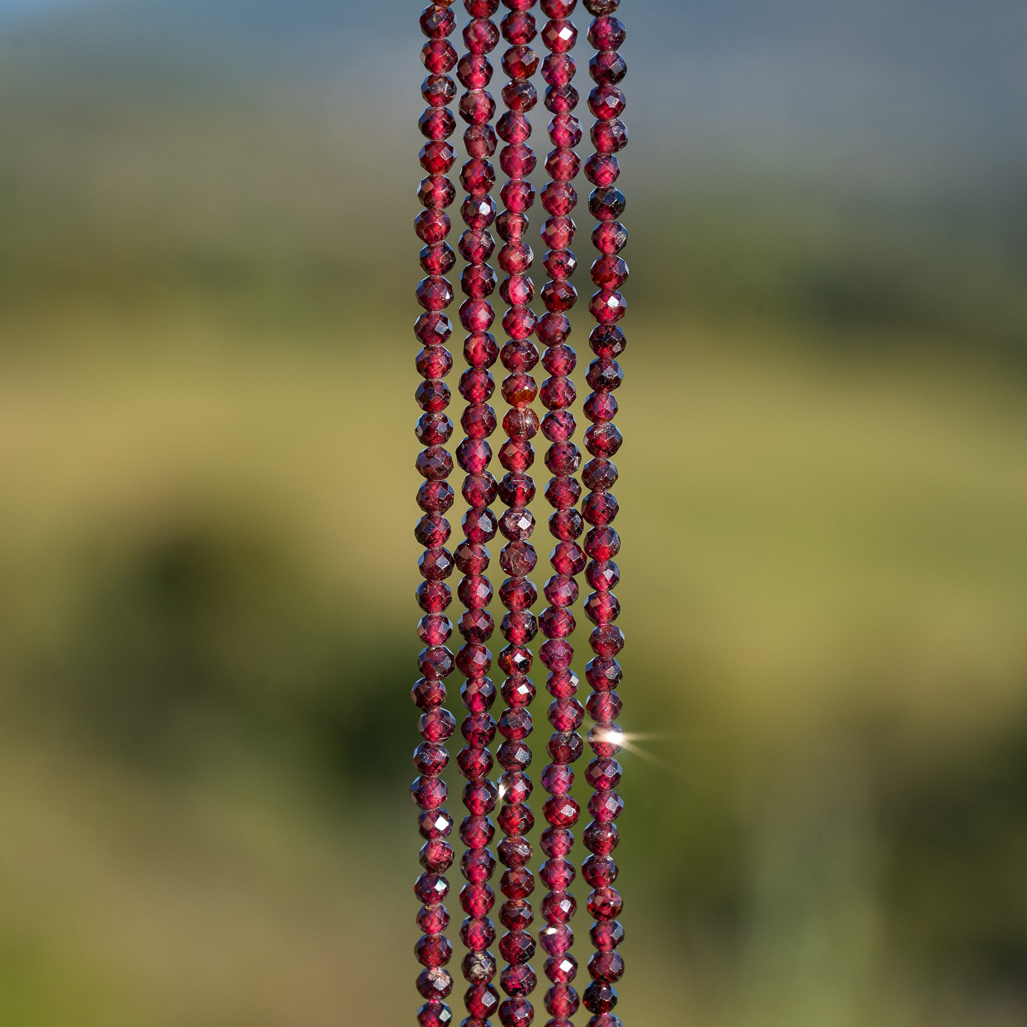 Perles rondes facettes de Grenat almandin de 3 mm ( rang de env 130 perles )