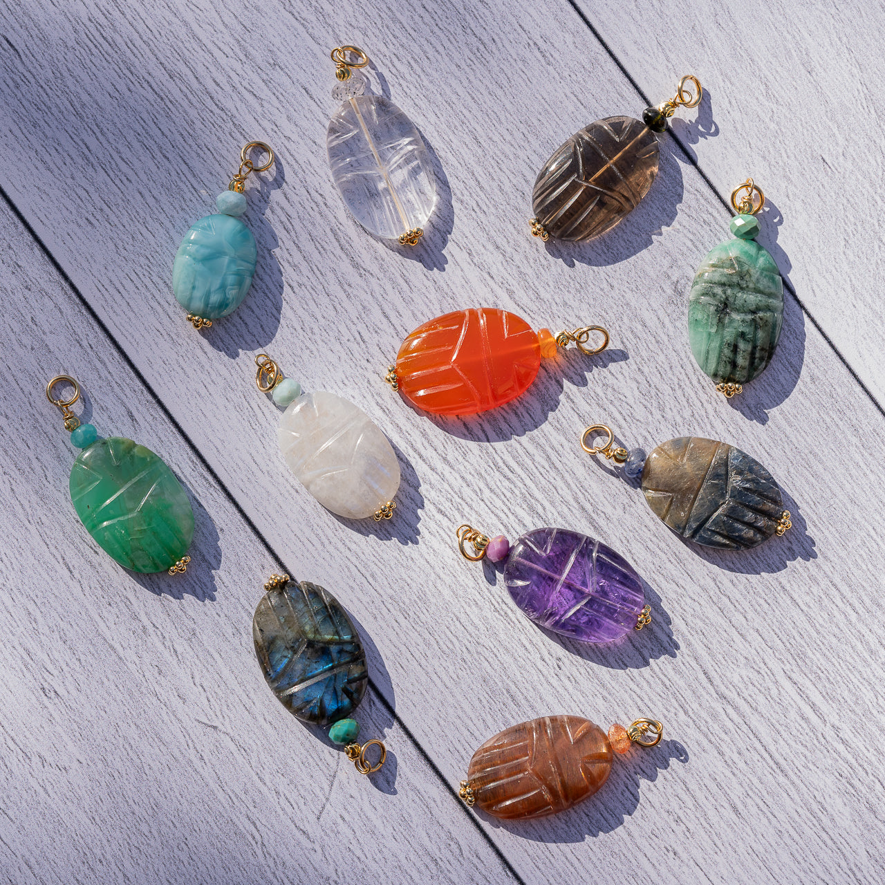Les pendentifs "Nidhih " scarabée pierres au choix et acier inoxydable plaqué or