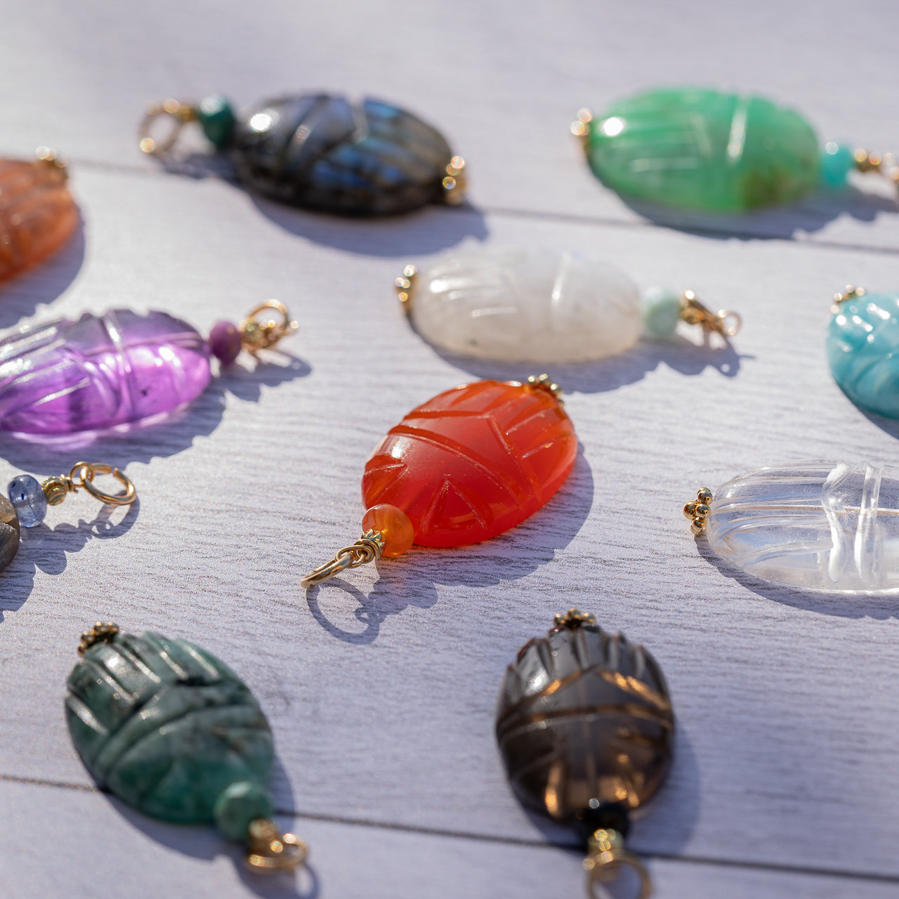 Les pendentifs "Nidhih " scarabée pierres au choix et acier inoxydable plaqué or