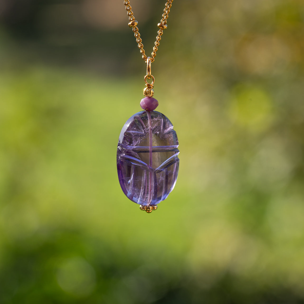 Les pendentifs "Nidhih " scarabée pierres au choix et acier inoxydable plaqué or