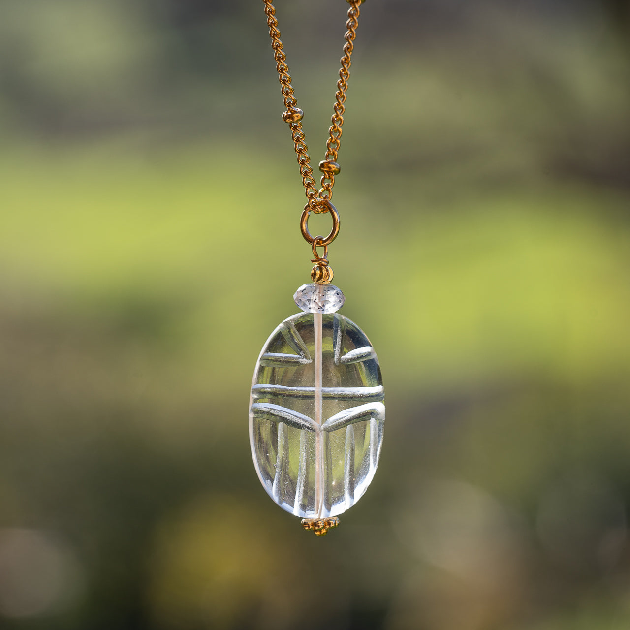 Les pendentifs "Nidhih " scarabée pierres au choix et acier inoxydable plaqué or
