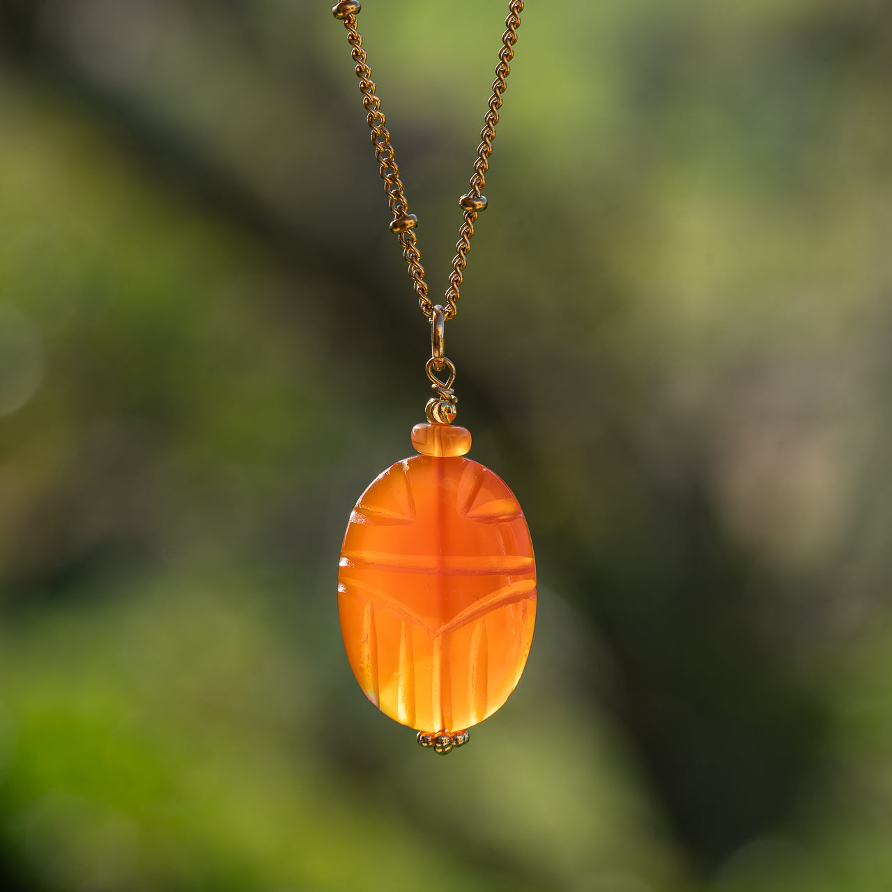 Les pendentifs "Nidhih " scarabée pierres au choix et acier inoxydable plaqué or