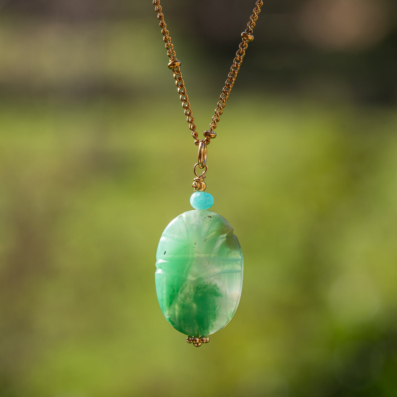 Les pendentifs "Nidhih " scarabée pierres au choix et acier inoxydable plaqué or