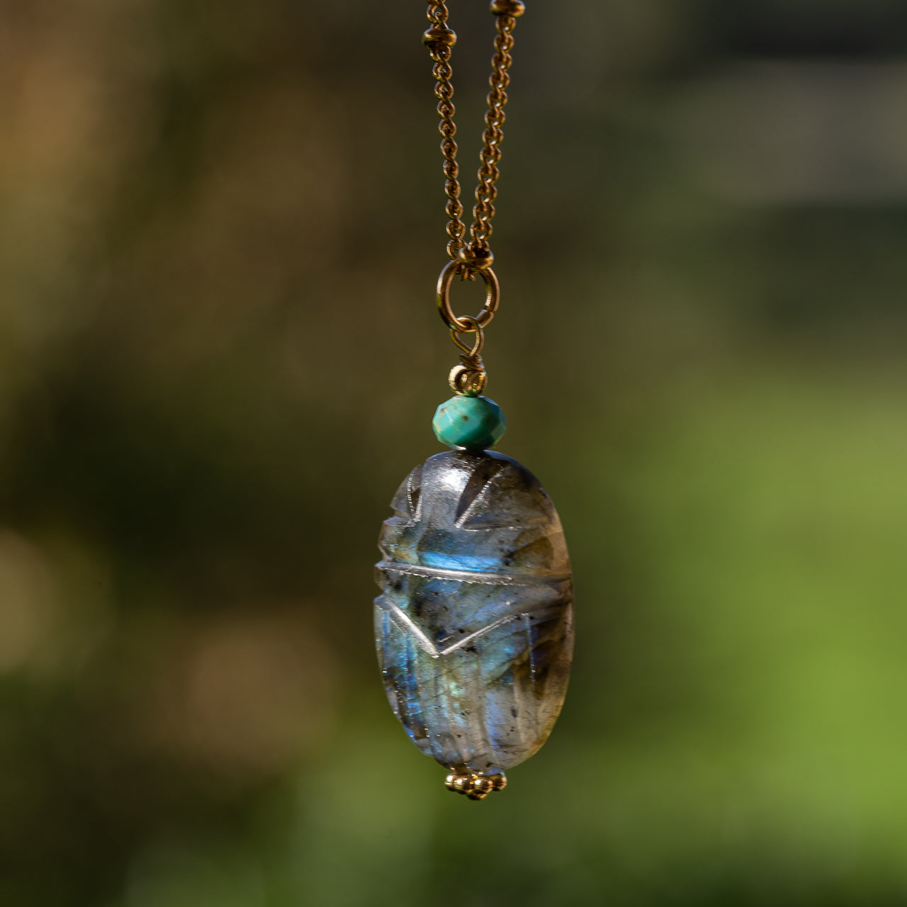 Les pendentifs "Nidhih " scarabée pierres au choix et acier inoxydable plaqué or
