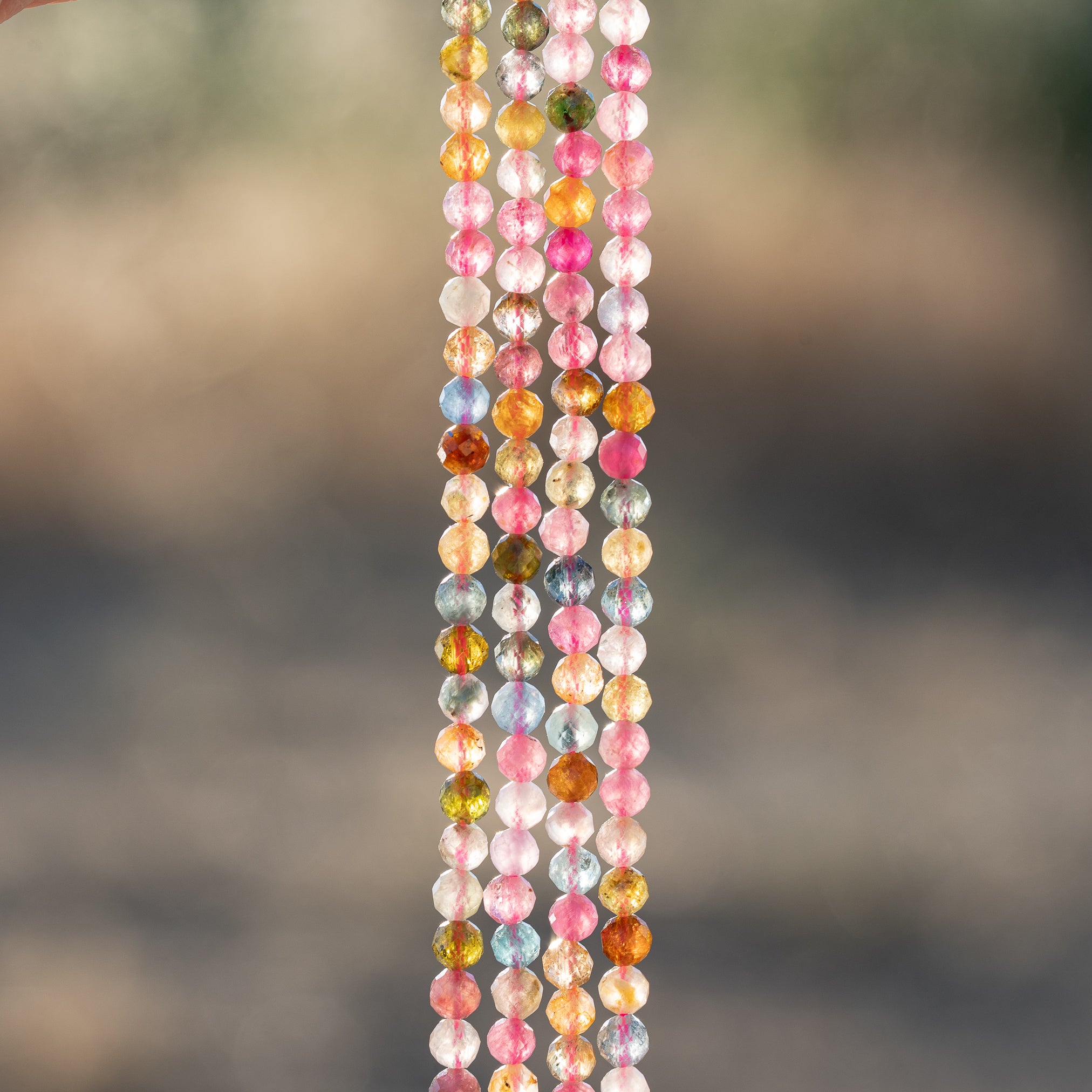 Perles rondes facettes de Tourmaline multicolore de 4 mm ( rang de env 100 perles )
