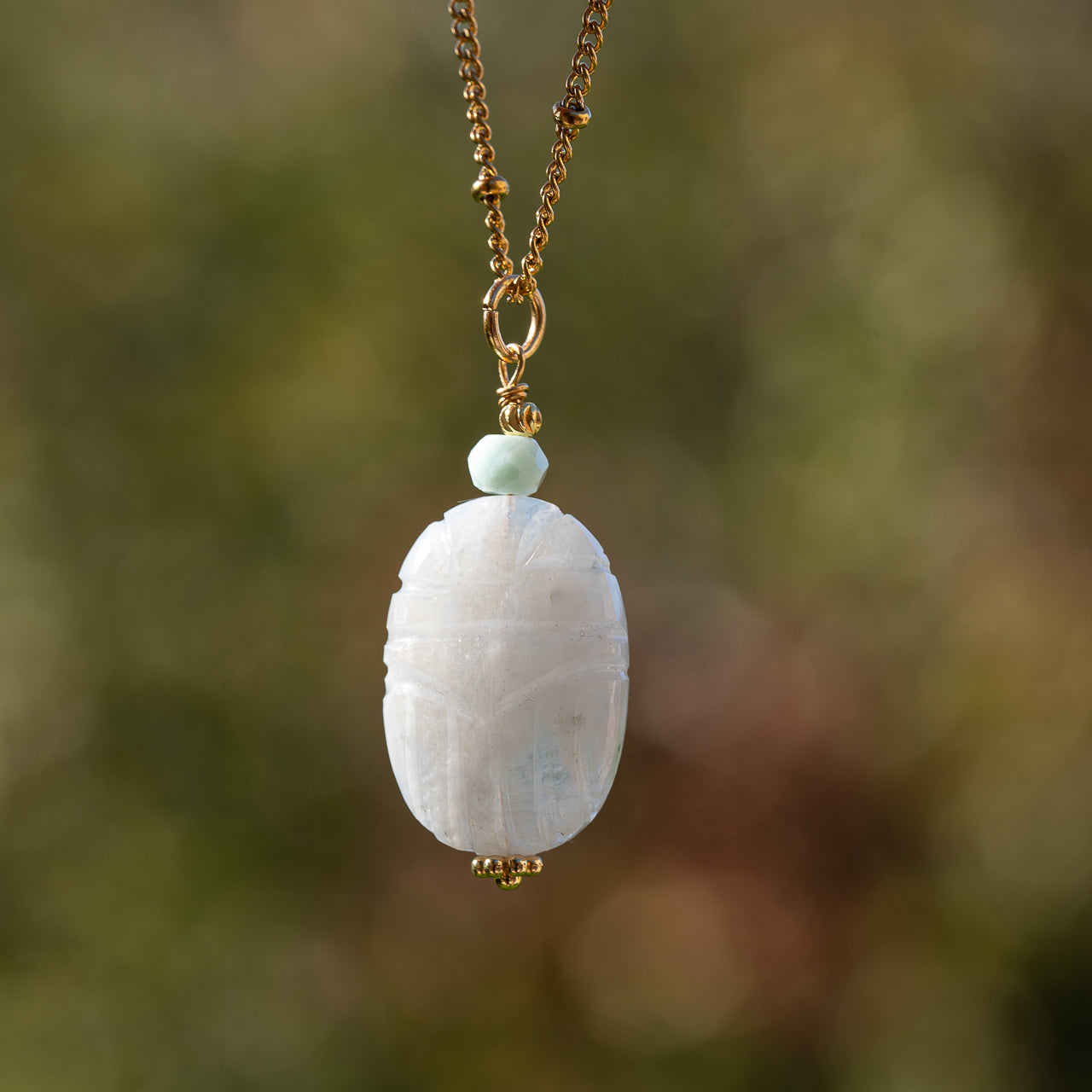 Les pendentifs "Nidhih " scarabée pierres au choix et acier inoxydable plaqué or