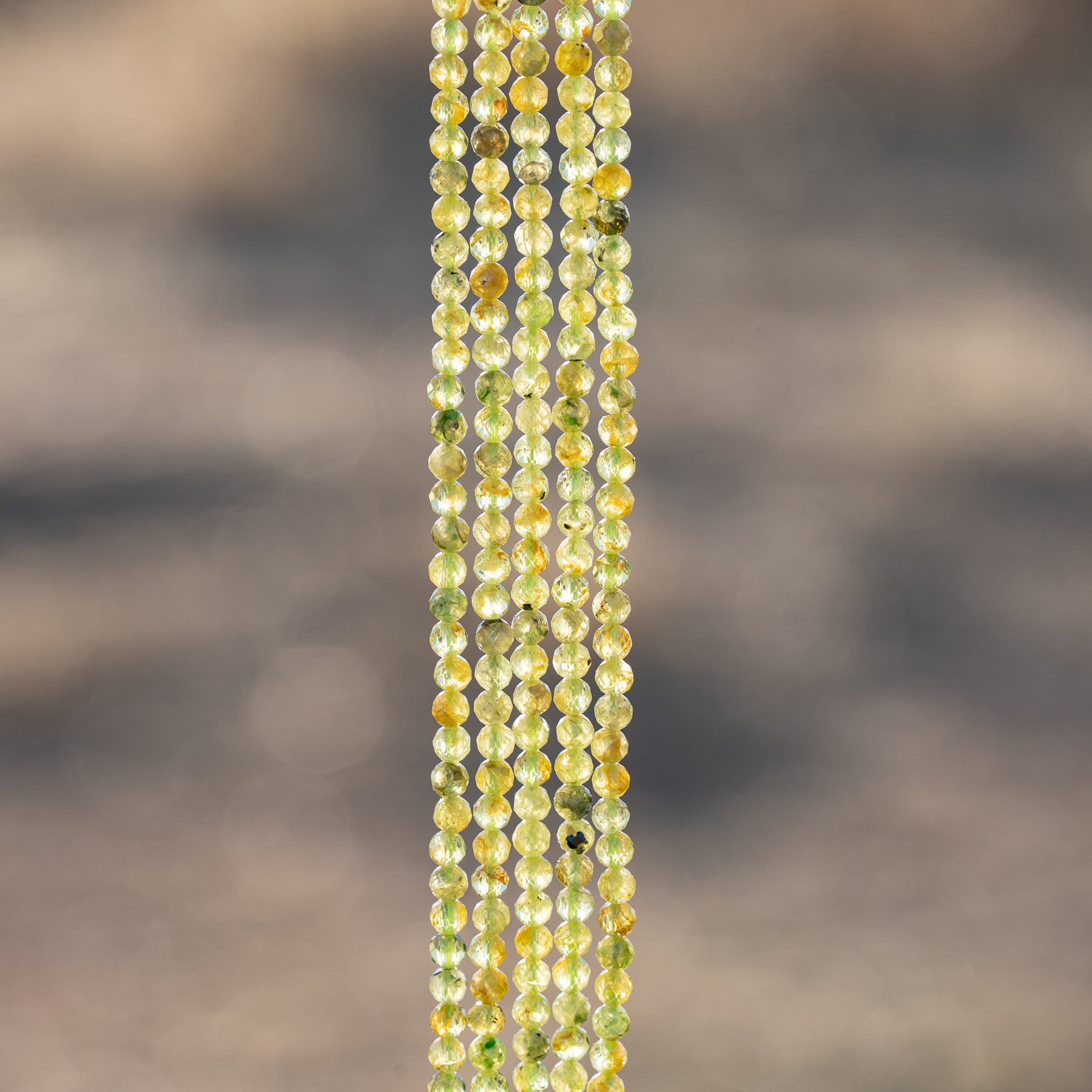 Perles rondes facettes de Péridot de 3 mm ( rang de env 128 perles )