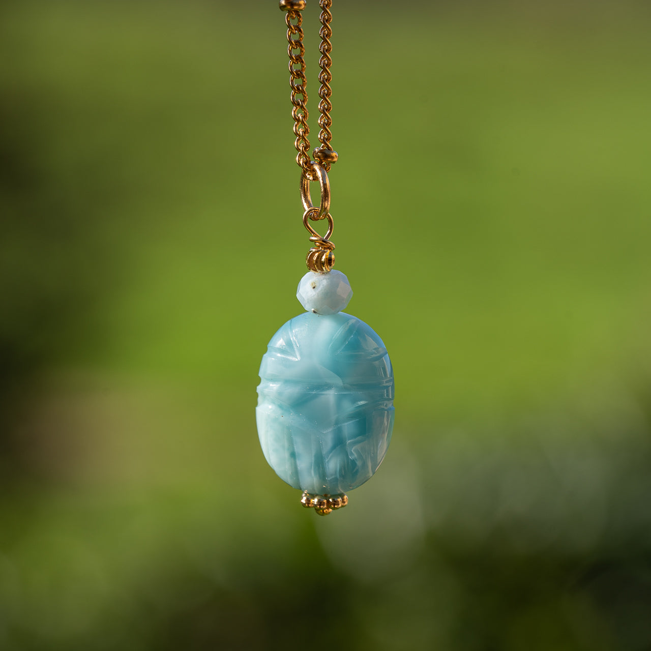 Les pendentifs "Nidhih " scarabée pierres au choix et acier inoxydable plaqué or