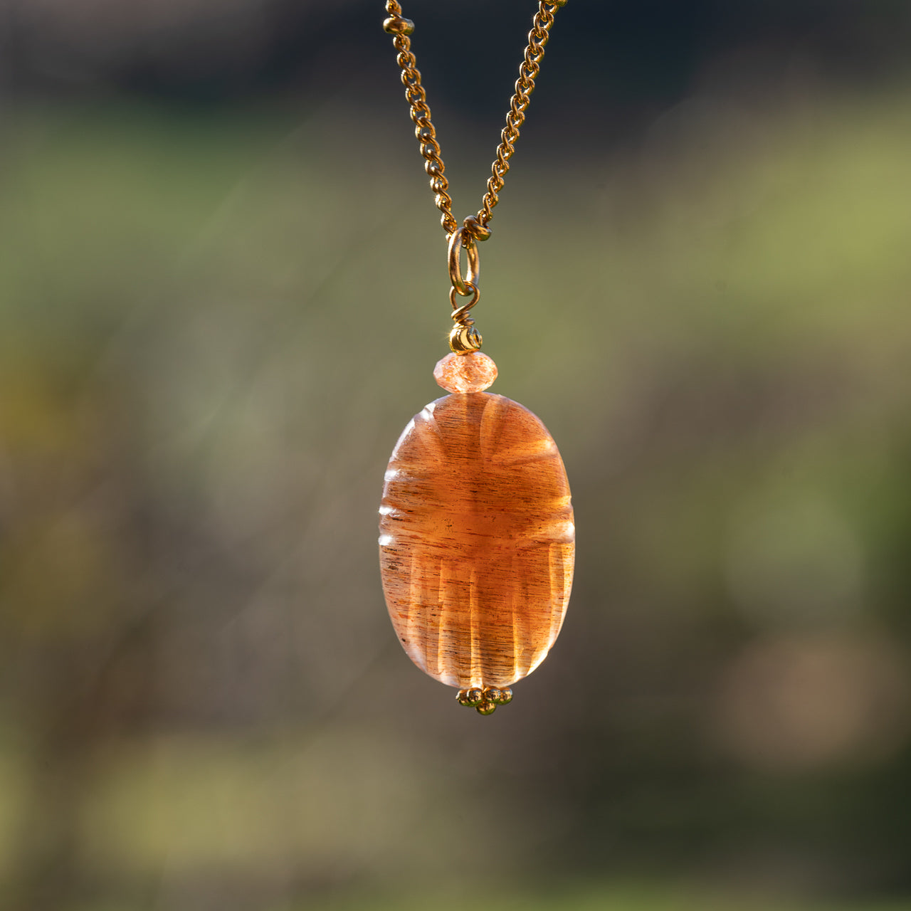 Les pendentifs "Nidhih " scarabée pierres au choix et acier inoxydable plaqué or