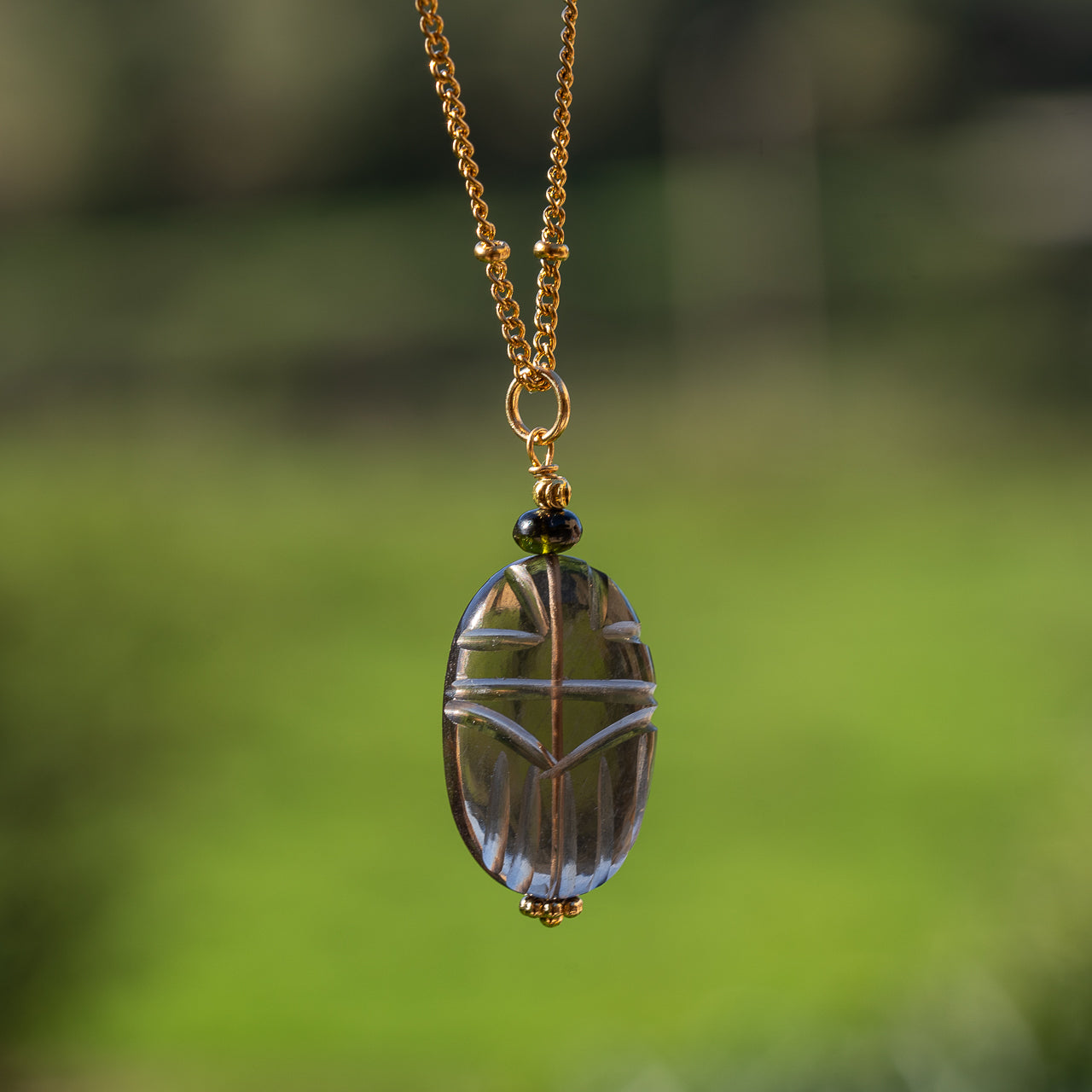 Les pendentifs "Nidhih " scarabée pierres au choix et acier inoxydable plaqué or