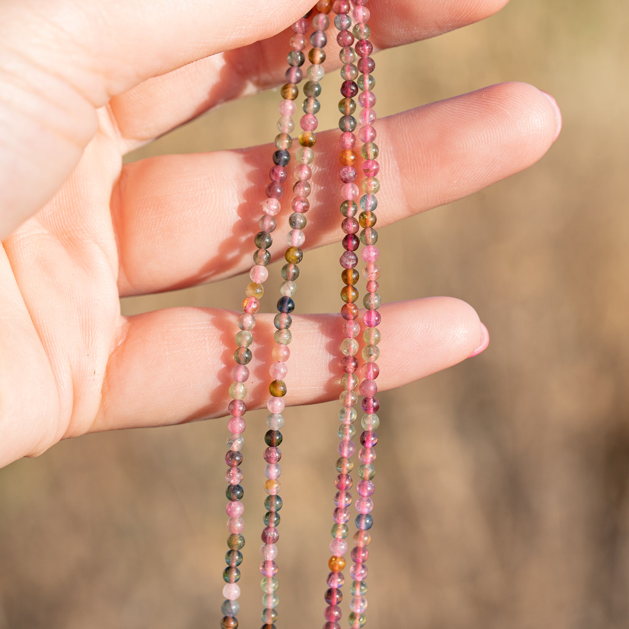Perles rondes lisses de Tourmamine multicolore de 2,6 mm ( rang de env 152 perles )