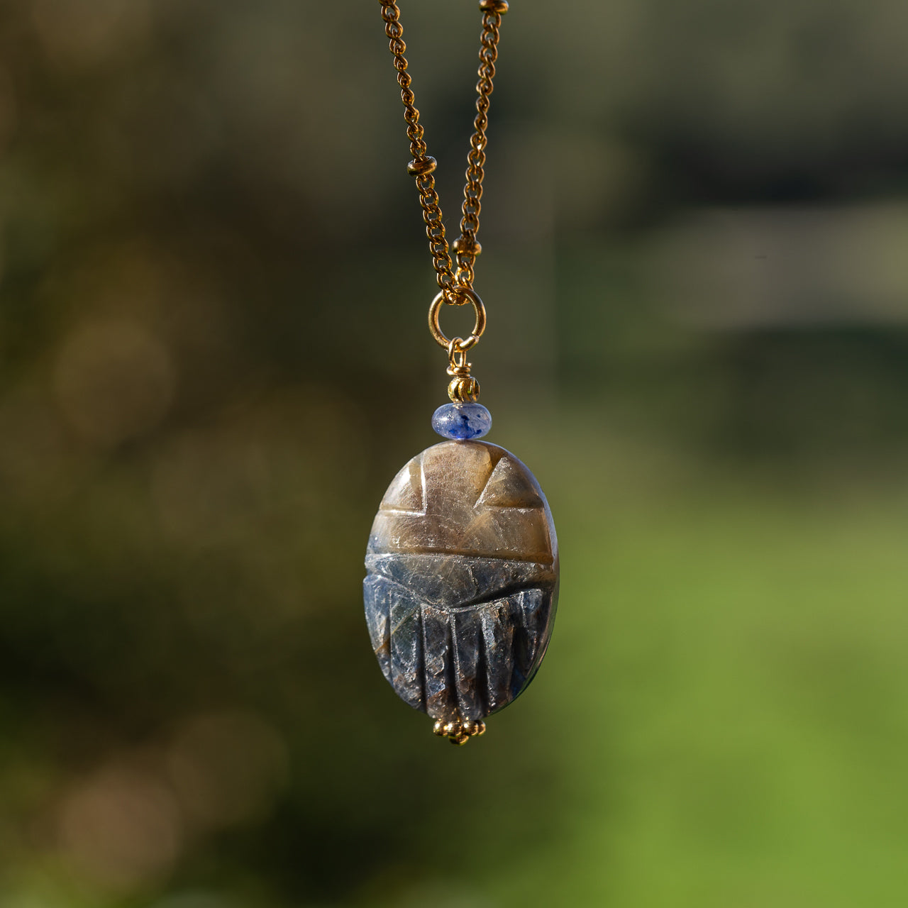 Les pendentifs "Nidhih " scarabée pierres au choix et acier inoxydable plaqué or