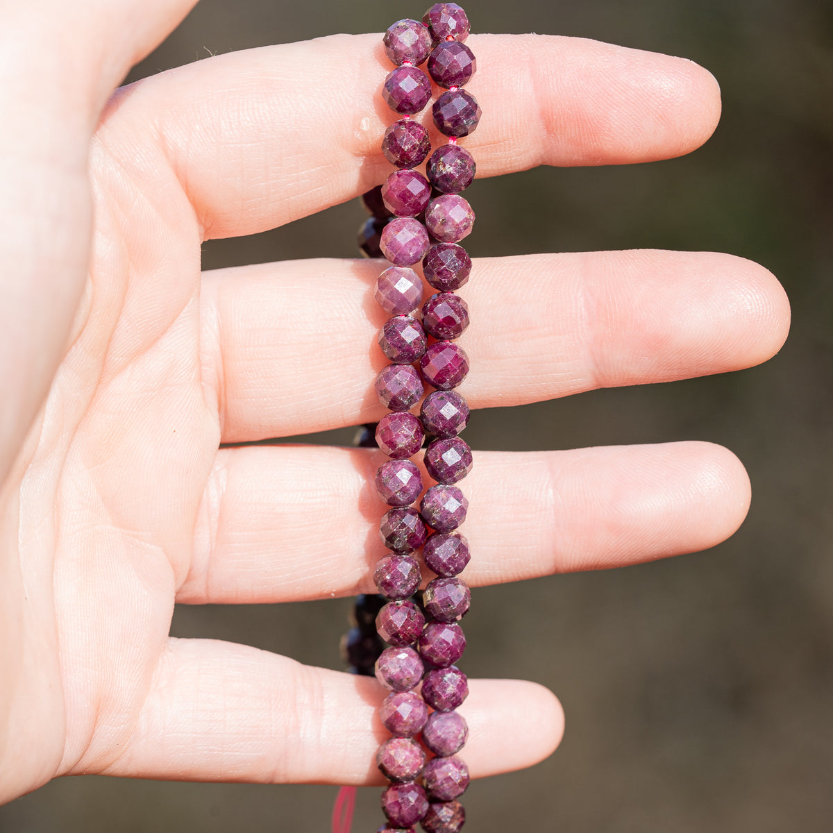 Perles rondes facettes de Rubis de 6 mm ( lot de 4 perles )