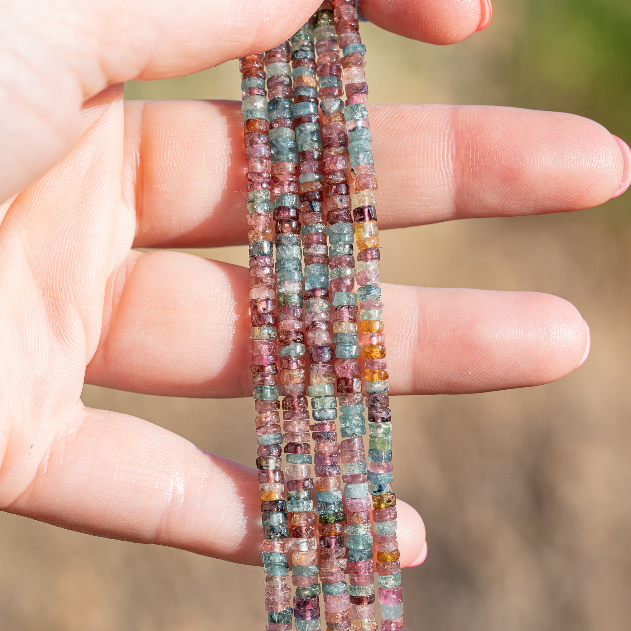 Rangs de 30/31 cm de perles rondelles lisses heishi de Tourmaline multicolore de env 3,5 x 1/2 mm