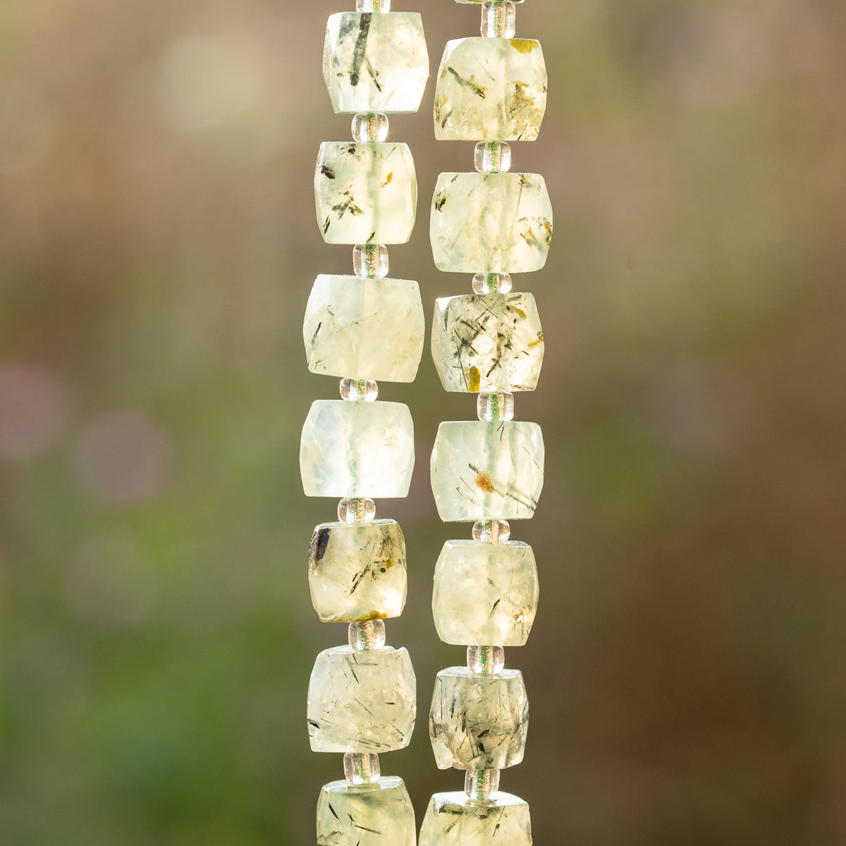 Perles cubes facettes de Préhnite verte de 10/11 mm ( lot de 2 perles )